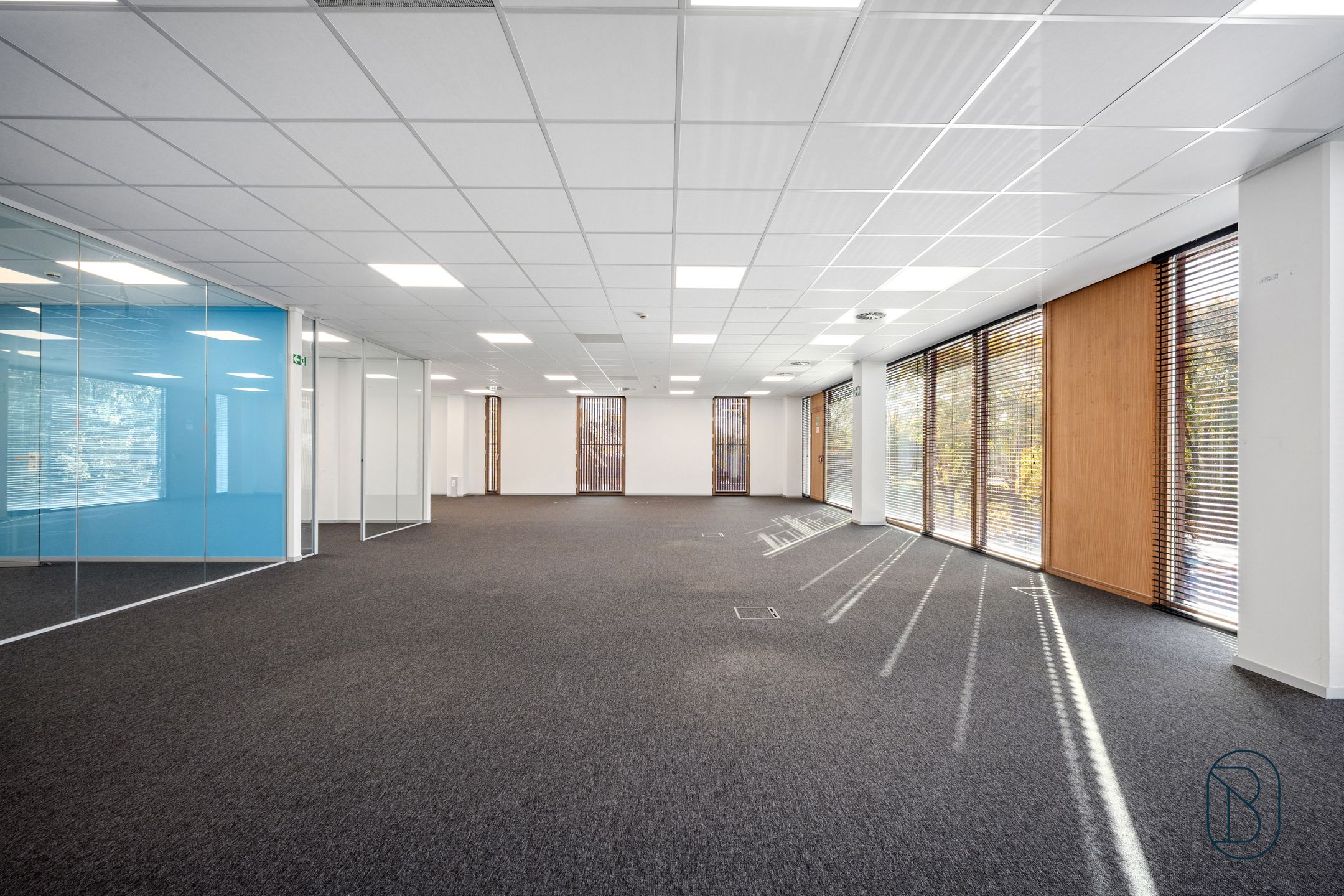 Lichtrijk groot kantoor in mooi bedrijfscomplex te Zwevegem foto 8