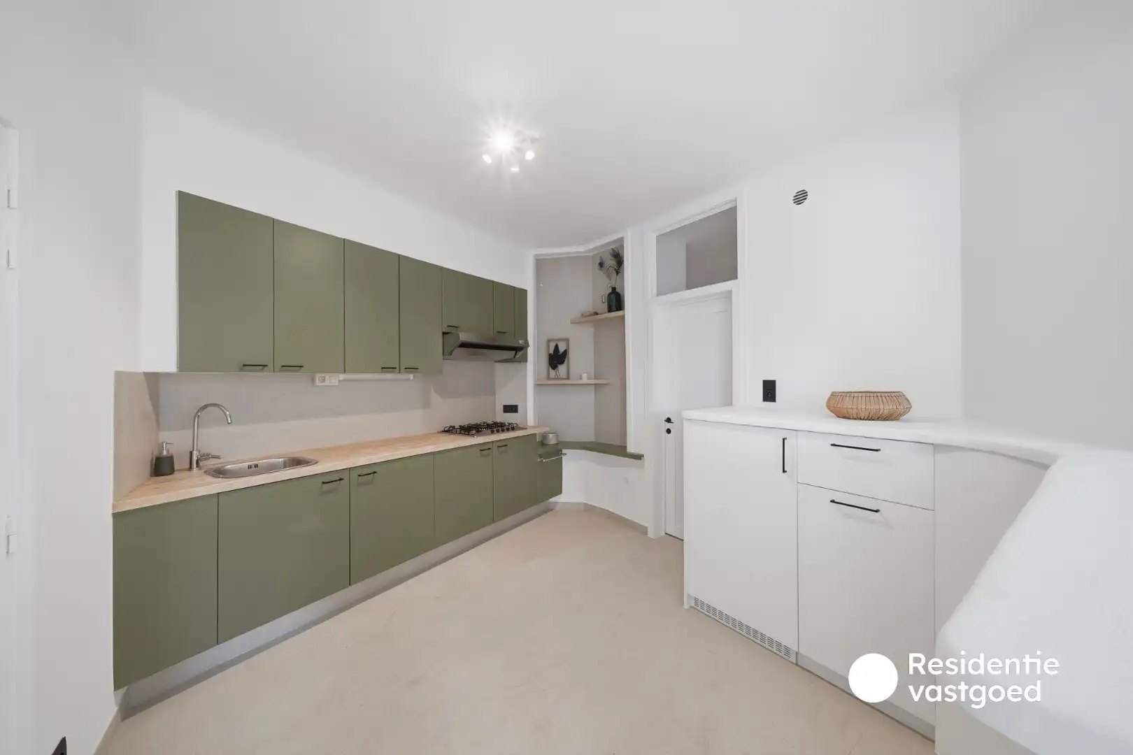 Gelijkvloers en gerenoveerd appartement met garage in Oostende foto 6