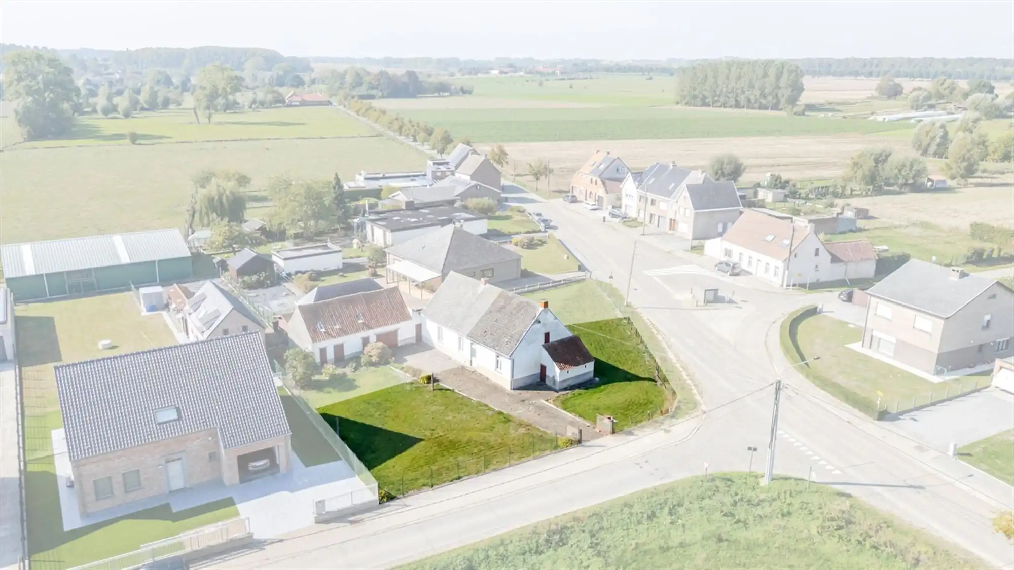 Mooi zuidelijk georiënteerd BOUWPERCEEL (ca. 578m²) voor OPEN BEBOUWING, landelijk gelegen én uitstekend bereikbaar foto 3