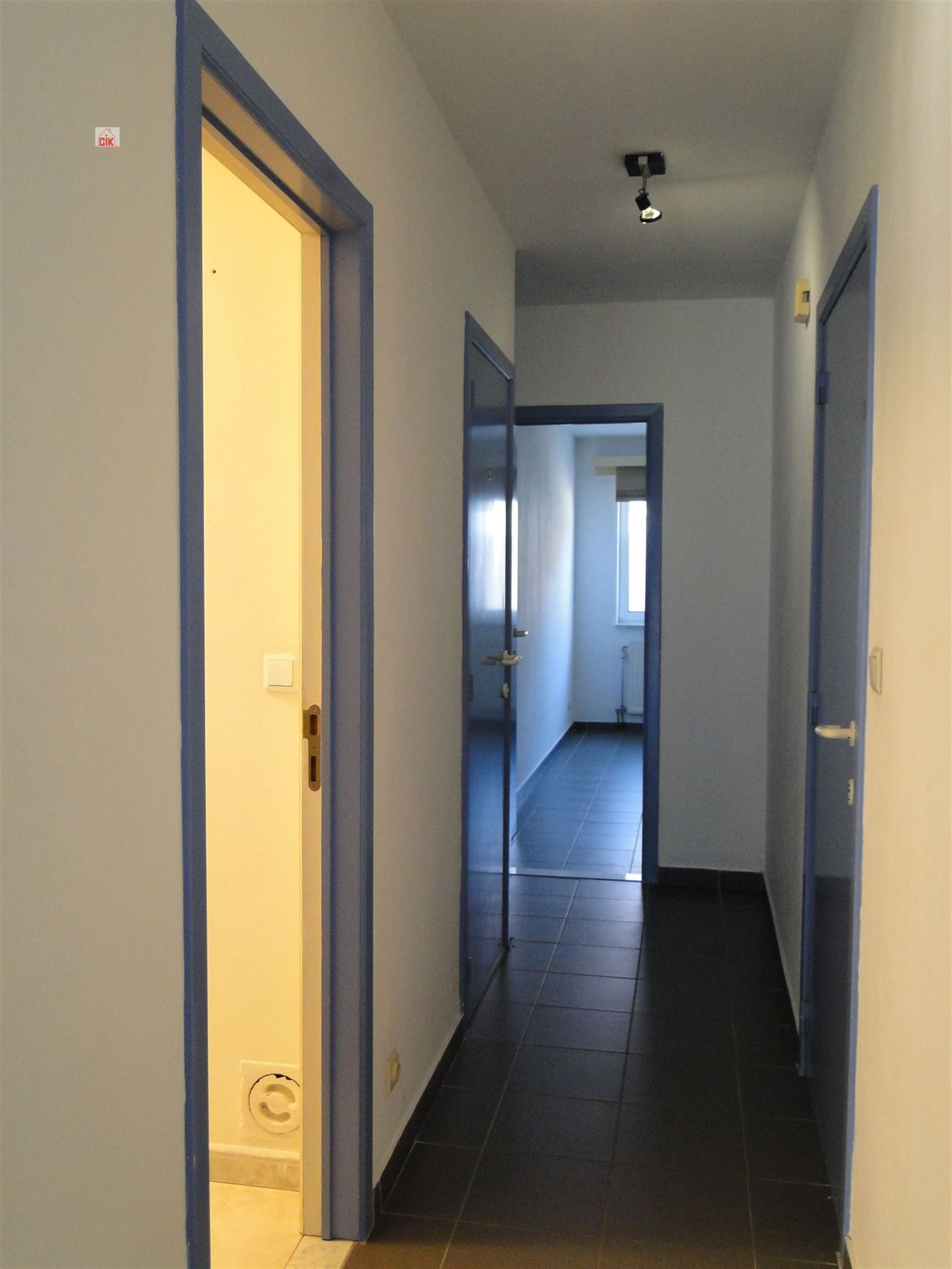 Handelsgelijkvloers met 3 bovengrondse autostaanplaatsen gelegen vooraan het gebouw foto 6