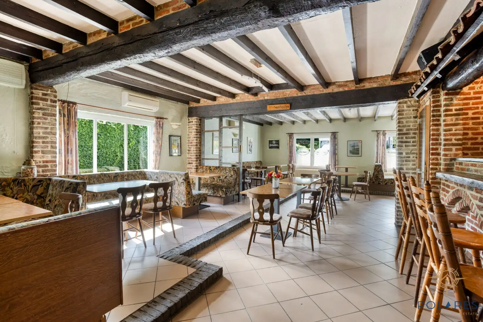 Goed gelegen taverne met woonst en grote parking foto 5