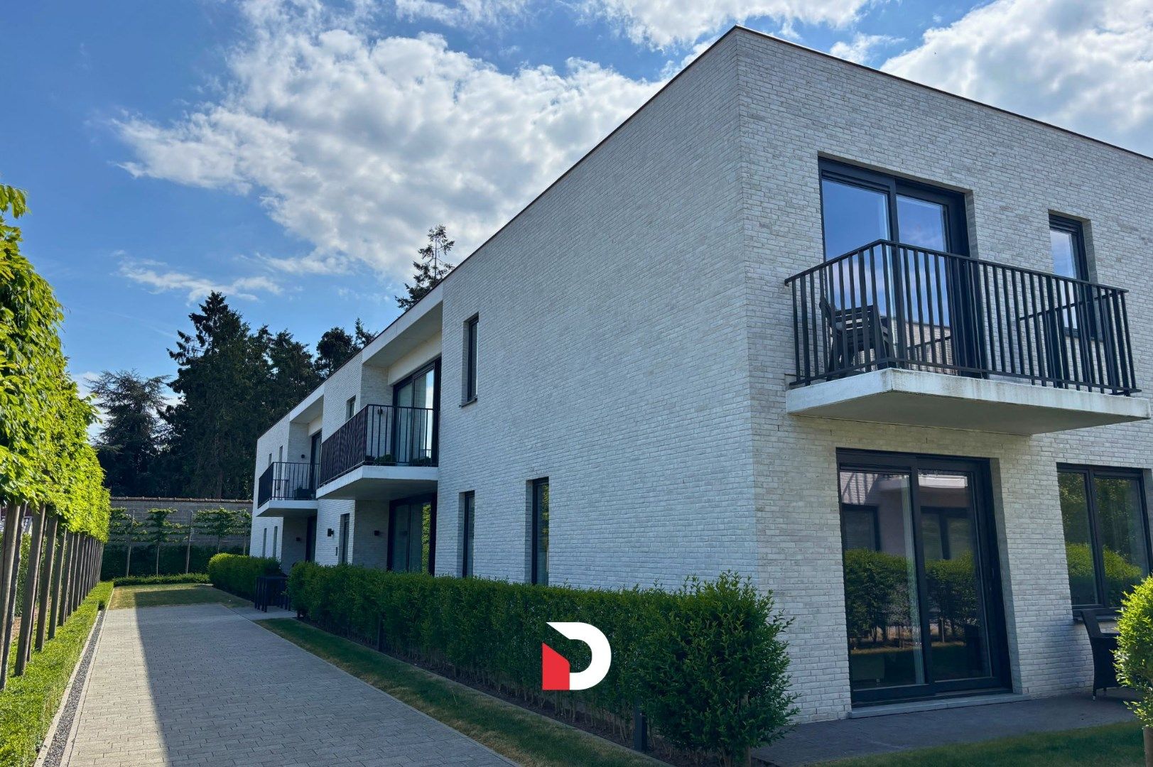 Modern gelijkvloers appartement met 1 slaapkamer en garagebox foto {{pictureIndex}}