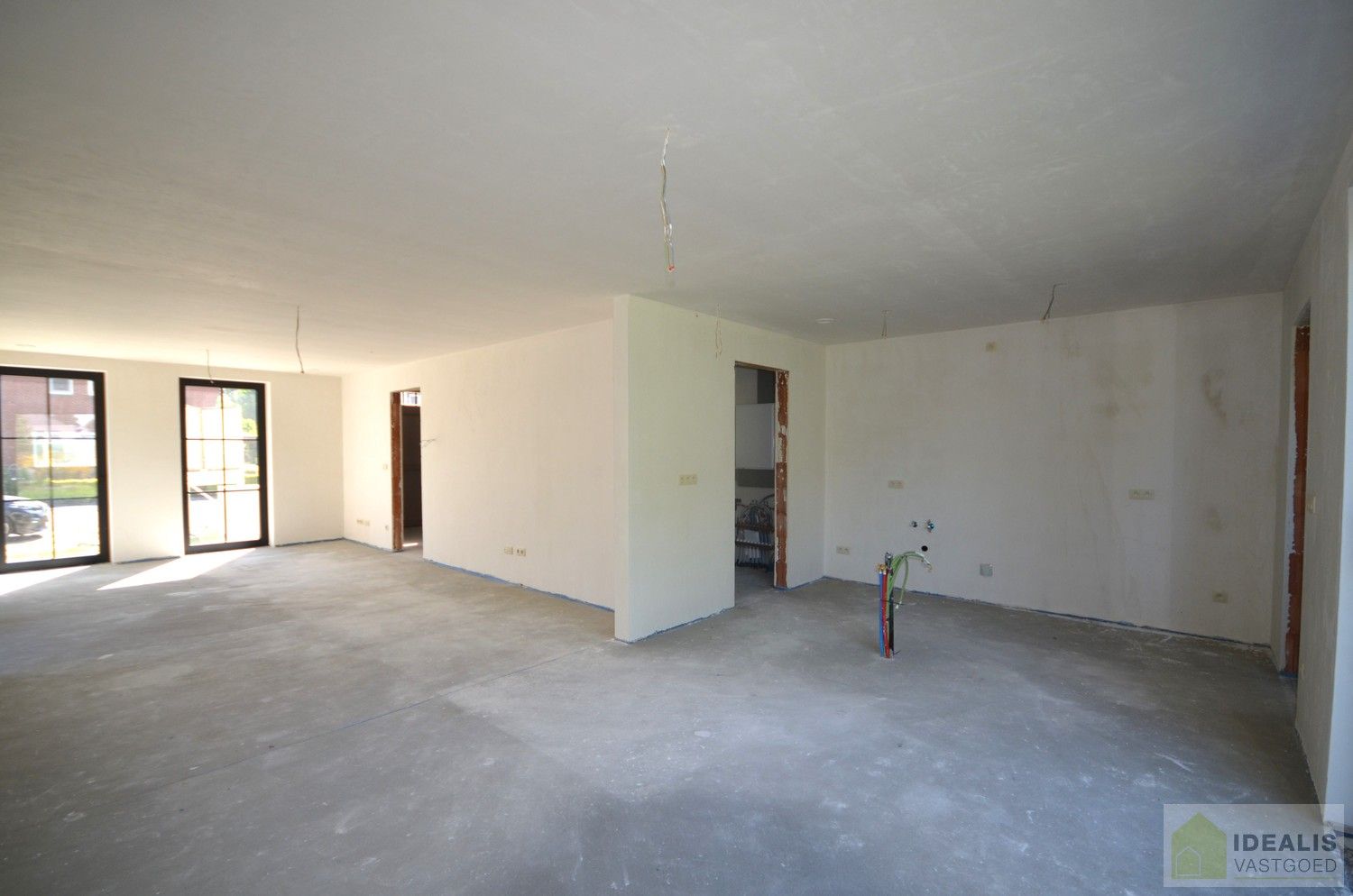 Idealis Vastgoed – Charmante CASCO+ woning met 2 tot 3 ruime slaapkamers, ruime woonkamer met open keuken, berging, achterinkom met wasruimte, badkamer en met maar liefst 18 zonnepanelen. De woning is gelegen op een rustig perceel aan de bosrand. foto 7