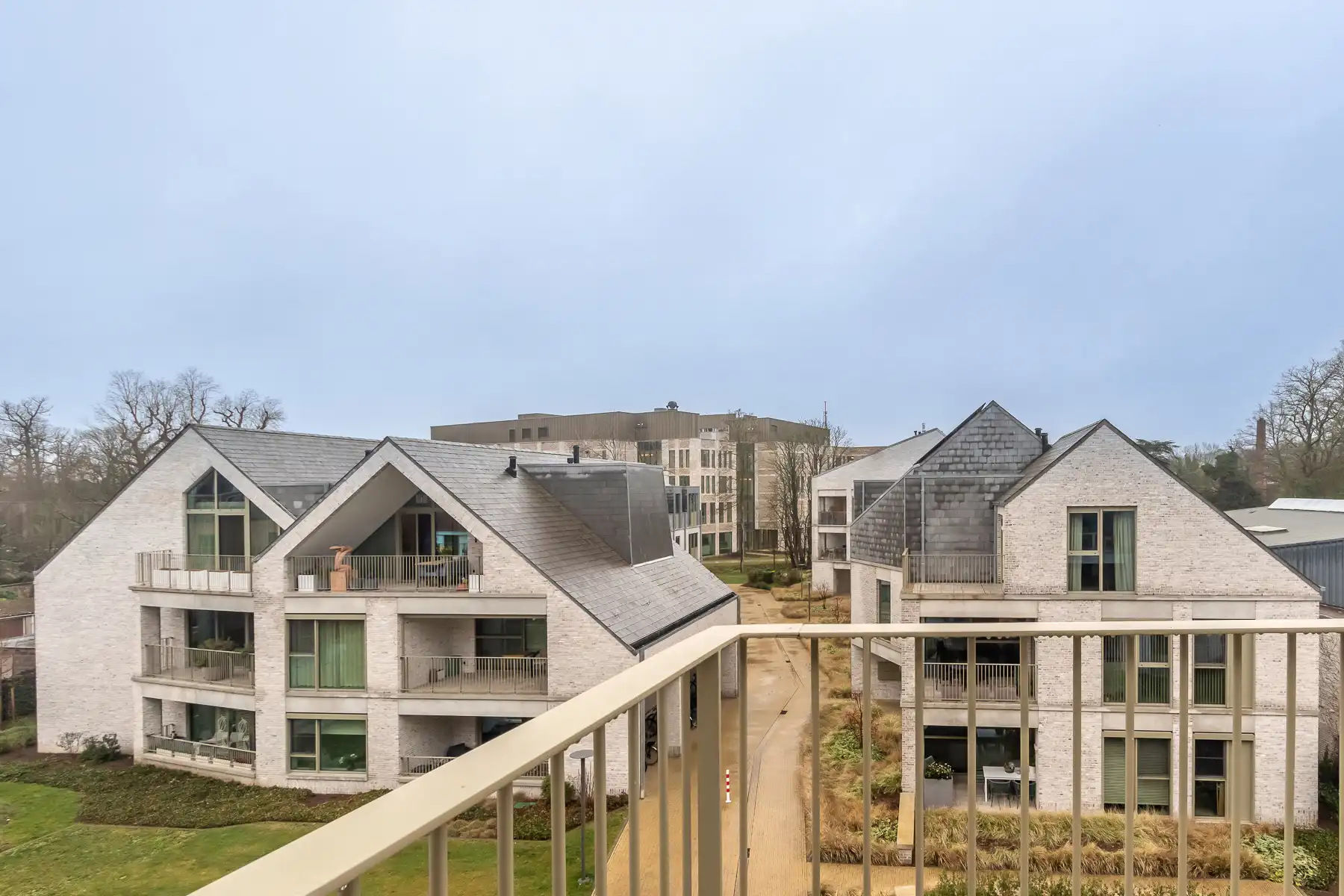 Recent 1-slaapkamer appartement, terras en autostaanplaats foto 22