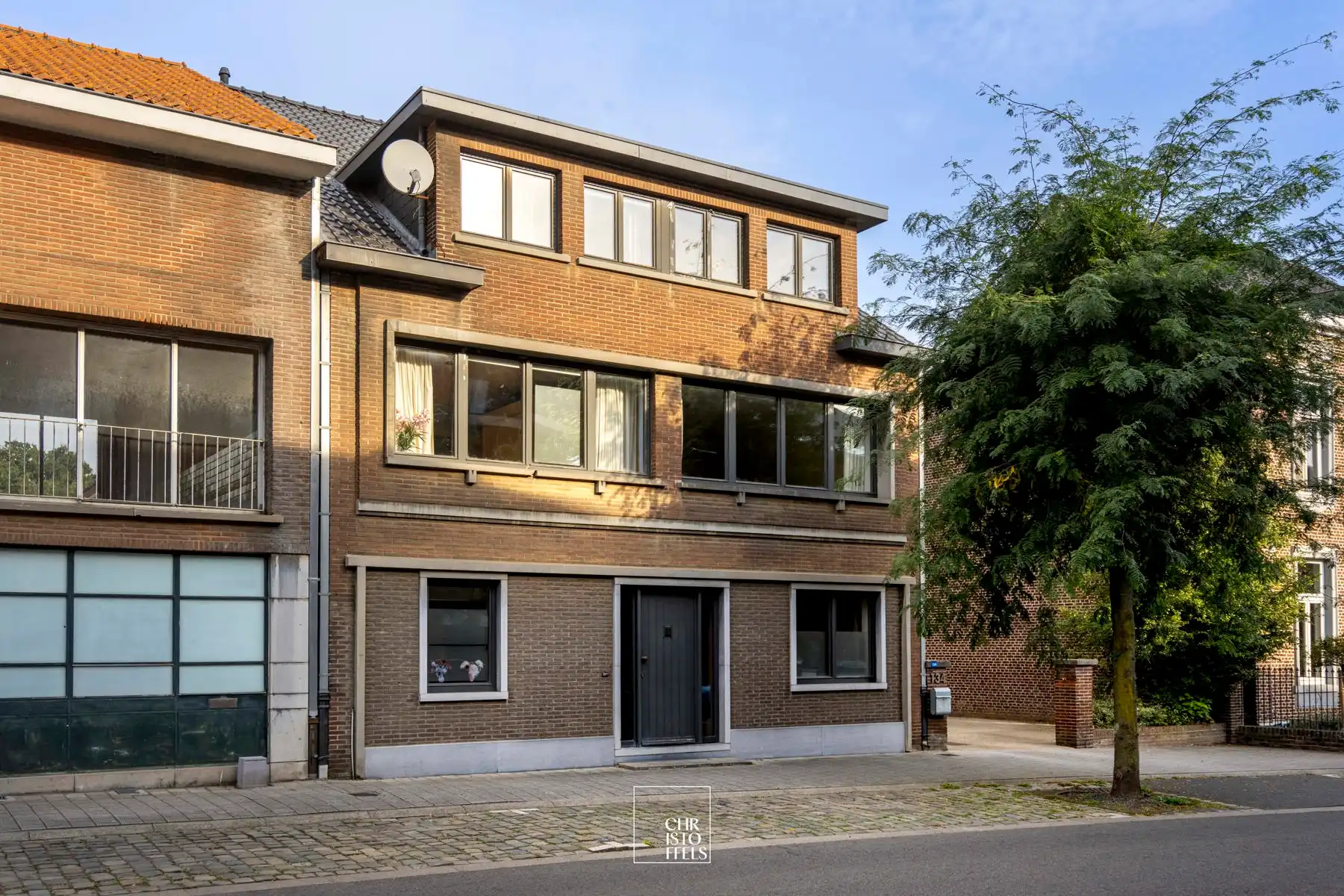 Veelzijdige woning (406 m²) met riante tuin (2510m²) op toplocatie! foto 2