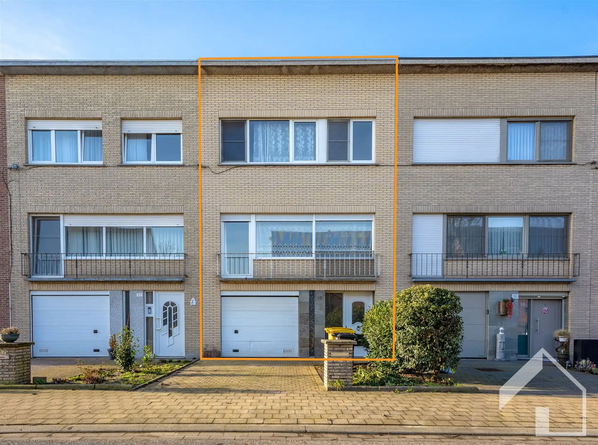 Op te frissen gezinswoning in centrum Stabroek foto {{pictureIndex}}