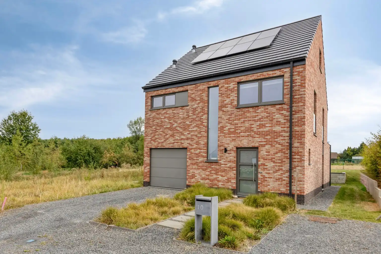 MOOIE, INSTAPKLARE WONING MET TUIN IN BOUTERSEM foto {{pictureIndex}}