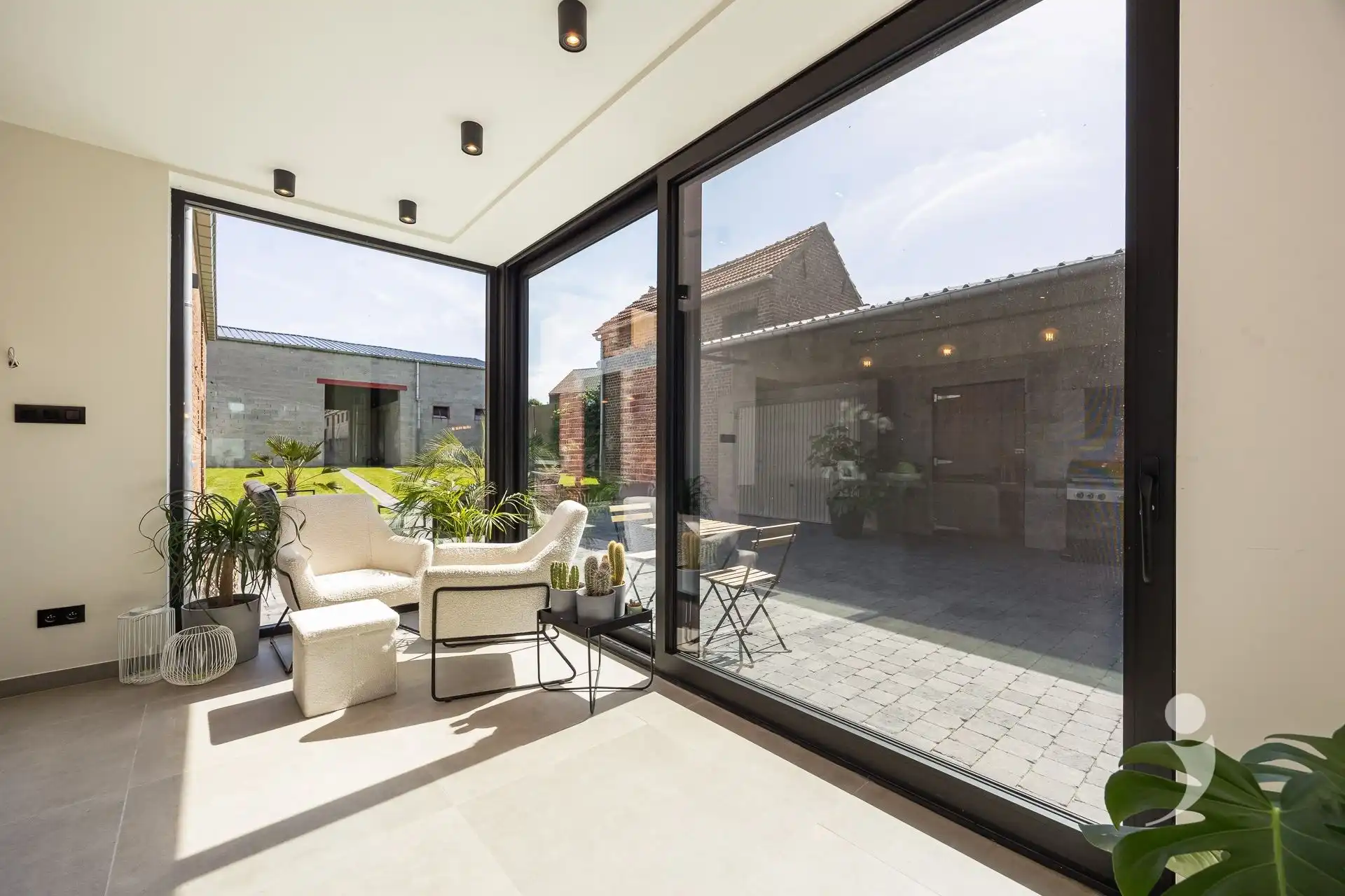 Volledig gerenoveerde hoeve met loods én verkavelingsmogelijkheid foto 11