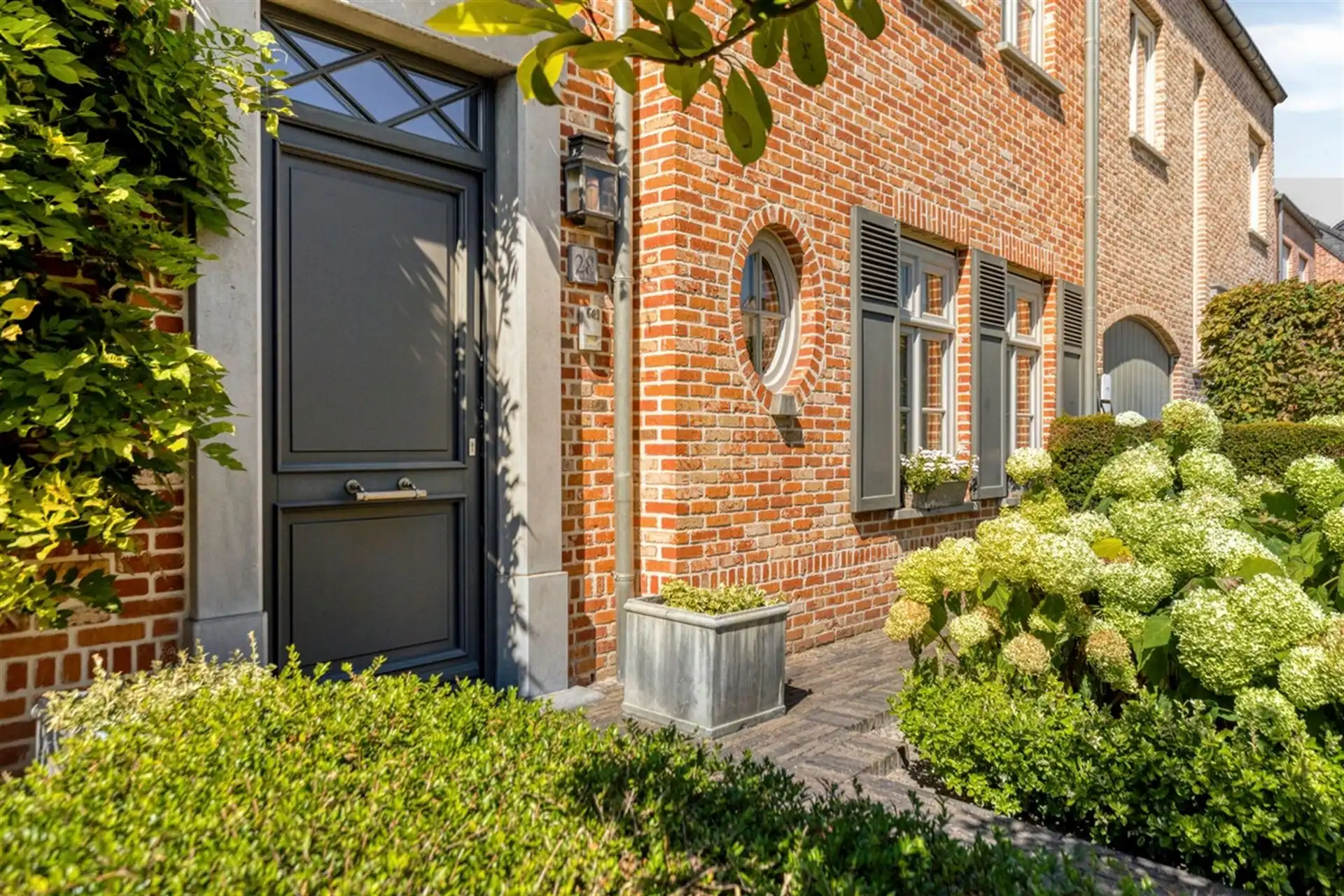 Instapklare half open woning op topligging in Boechout foto 2