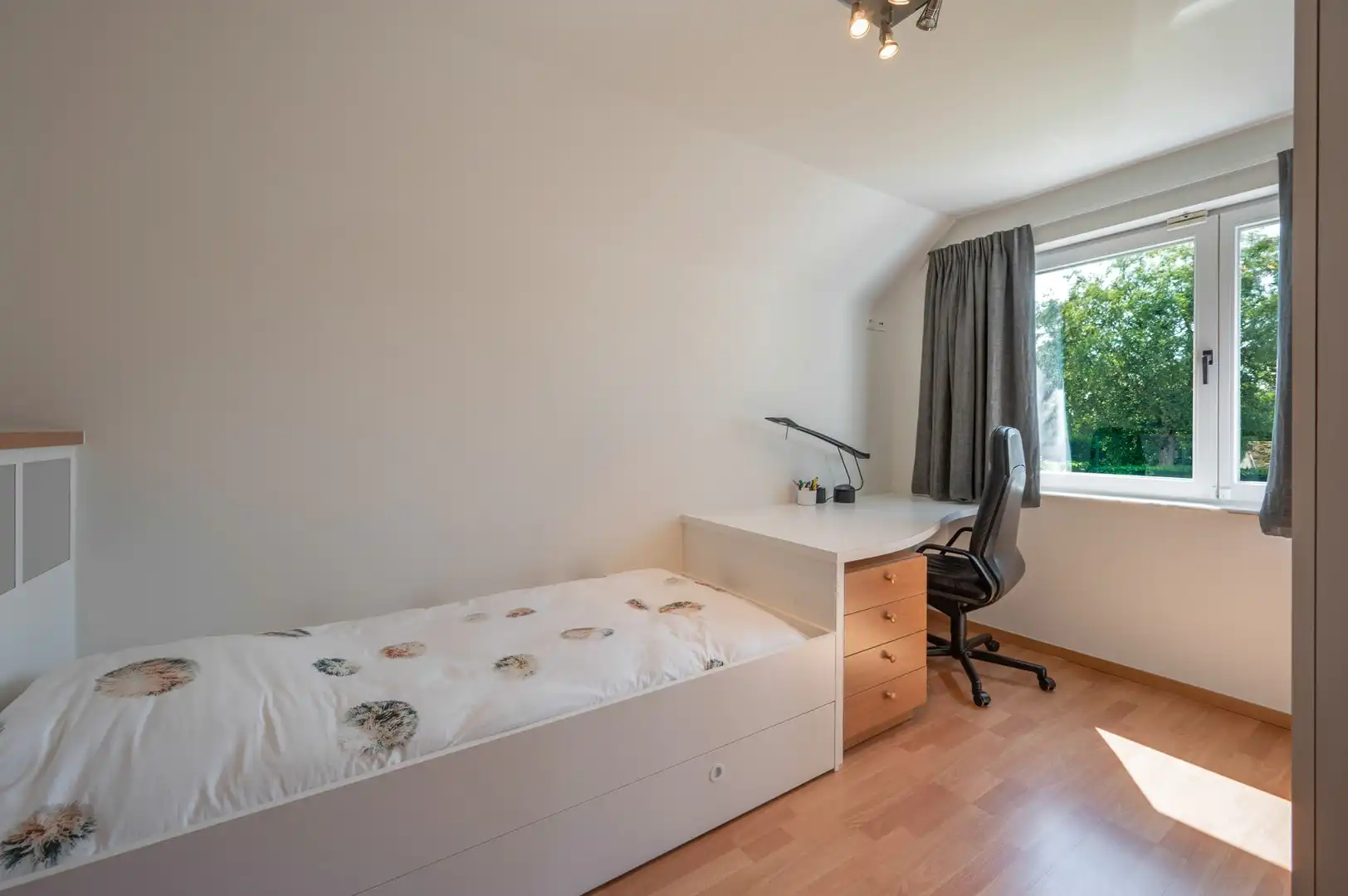 Vrijstaande villa, rustig gelegen in een aangename residentiële omgeving aan de rand van Knokke. foto 30