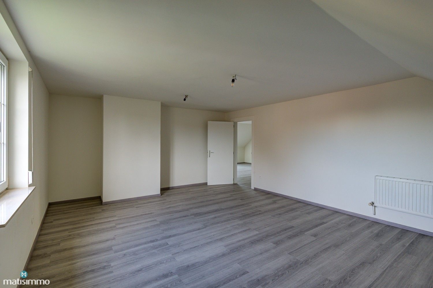 UITZONDERLIJK RUIME WONING MET 5 SLAAPKAMERS EN ONDERHOUDSVRIENDELIJKE TUIN TE MOPERTINGEN foto 25