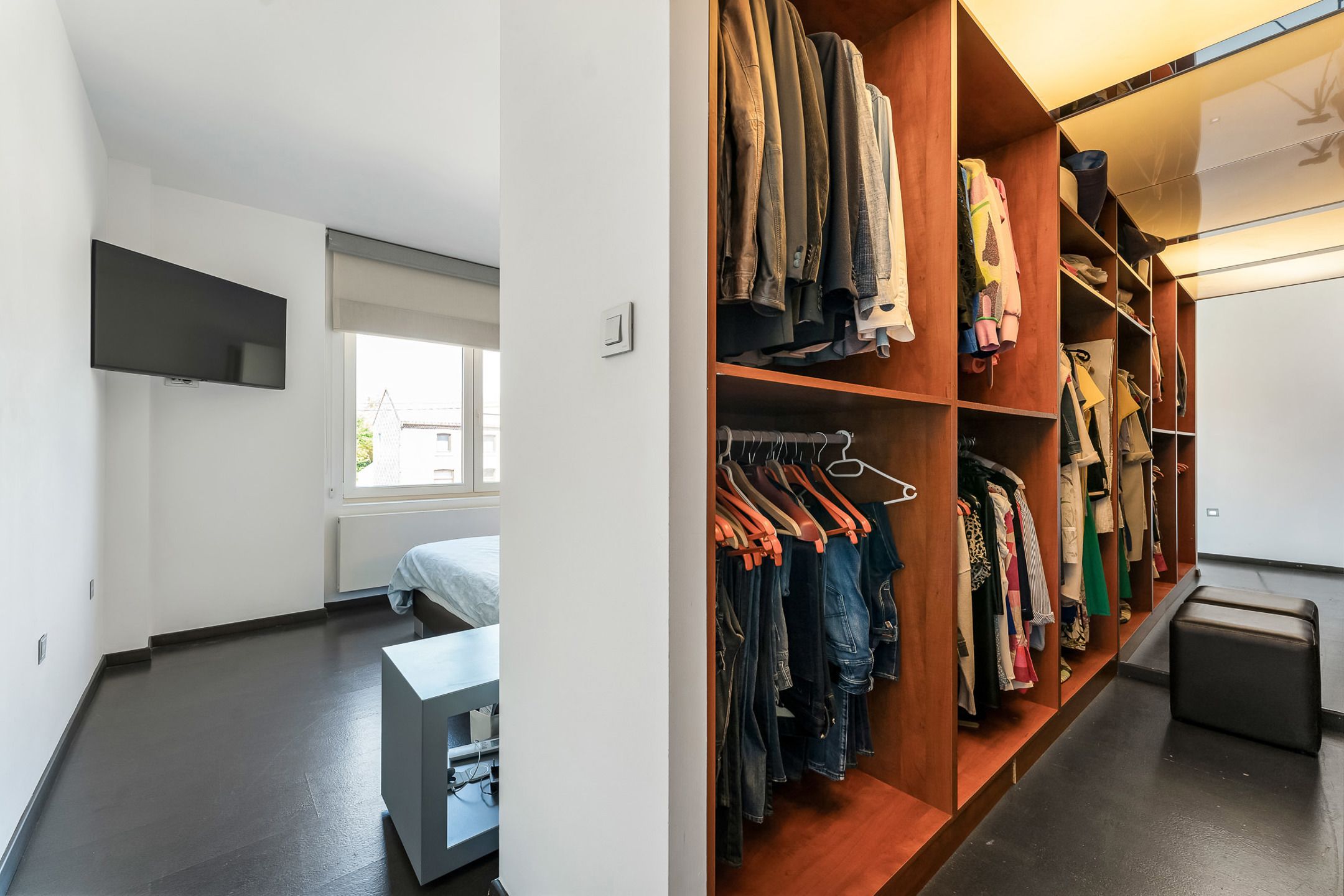 Exclusieve woning met zwembad en elegante tuin foto 23
