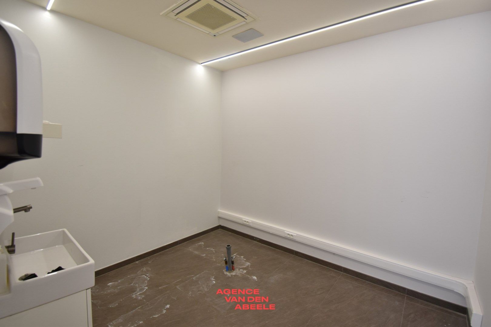 Commercieel gelegen woning met 4 slaapkamers en tuin foto 7