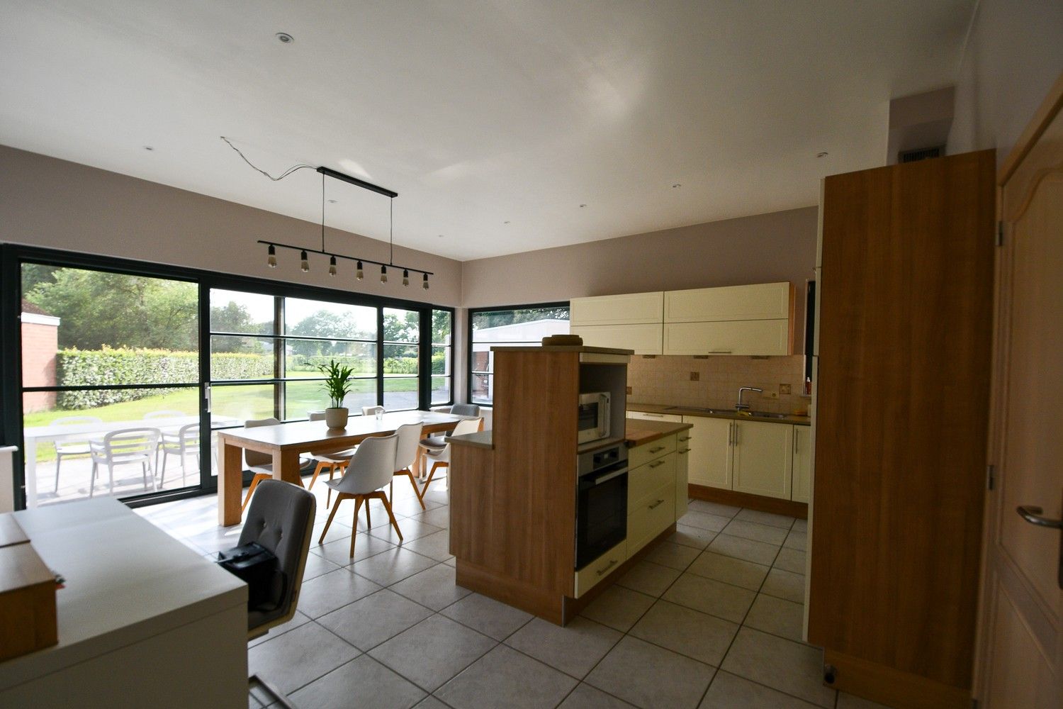 Ruime modernistische woning met grote tuin en garagegebouw foto 9