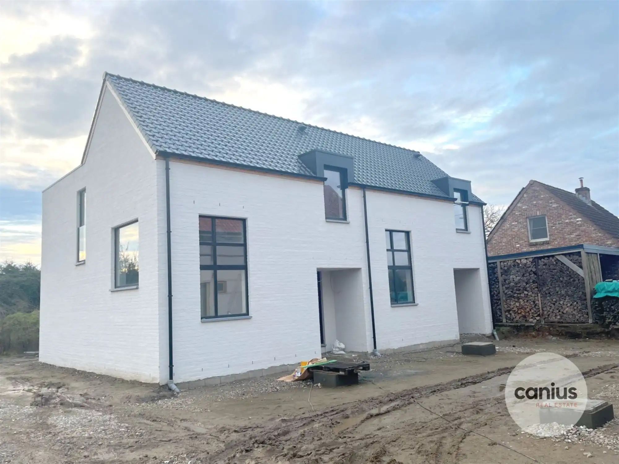 KNAPPE NIEUWBOUWWONING MET 3 SLPKS foto {{pictureIndex}}