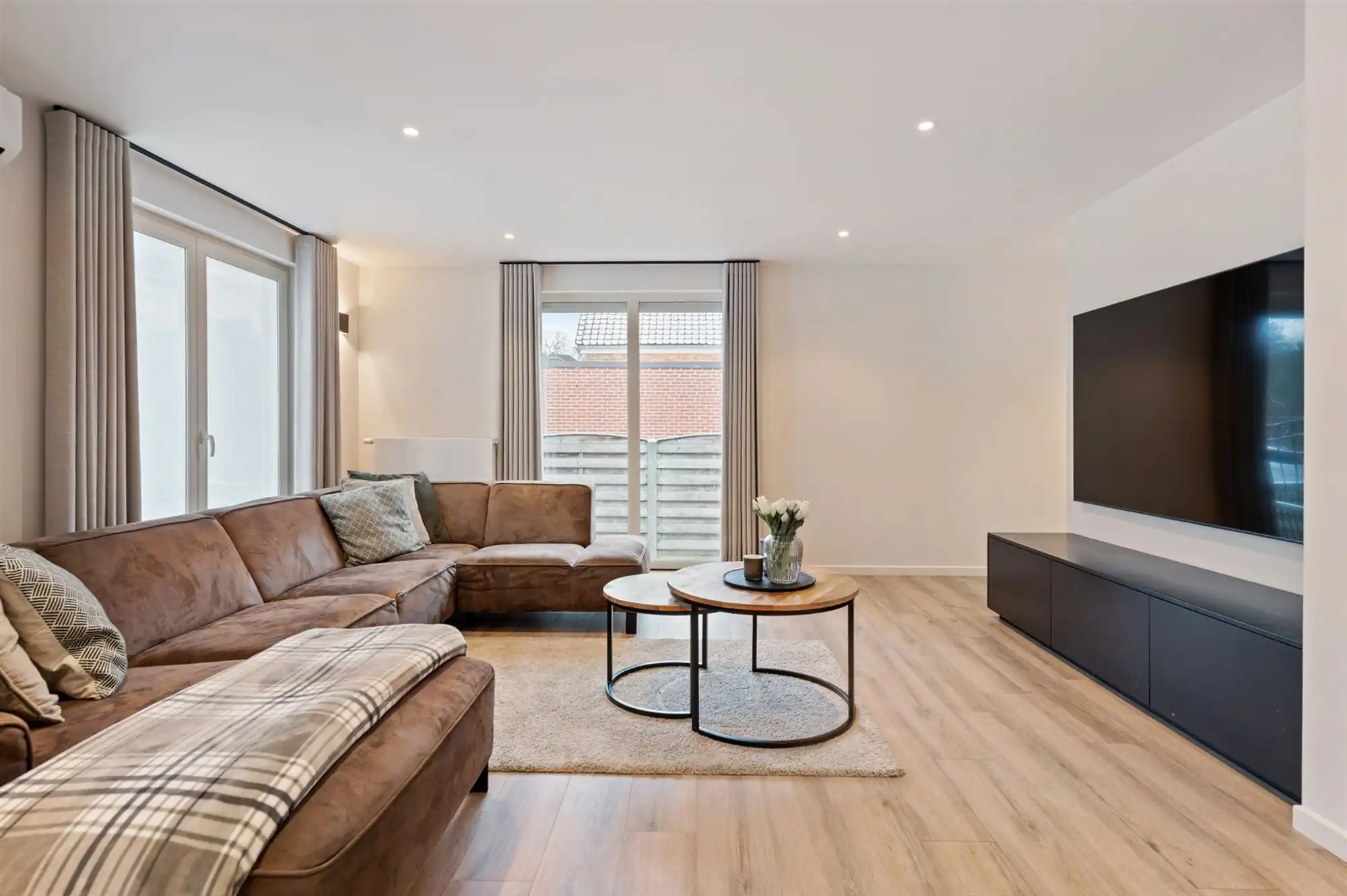 INSTAPKLARE GELIJKVLOERSE WONING MET RUIME GARAGE OP 2191M2 foto 3