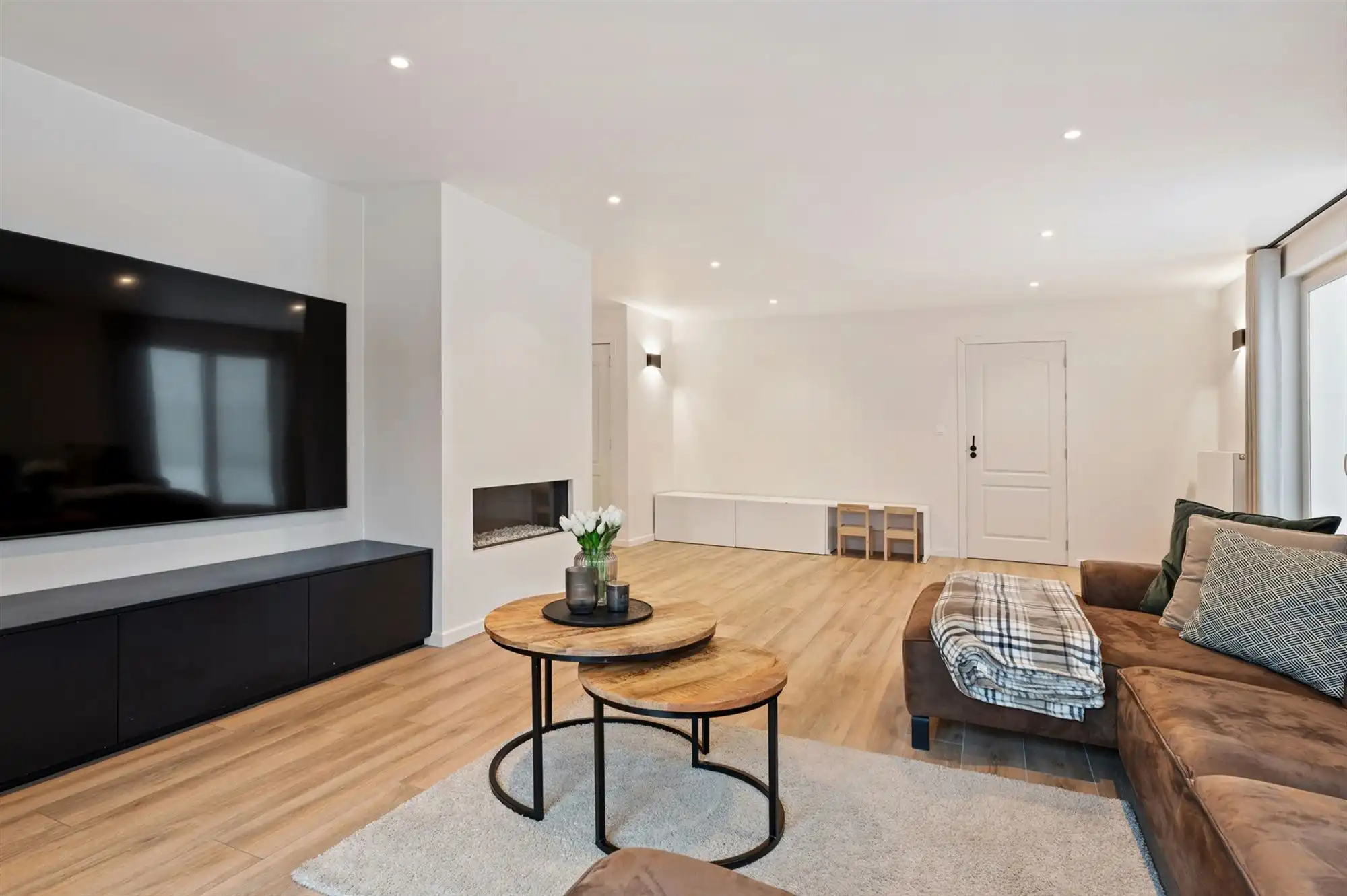 INSTAPKLARE GELIJKVLOERSE WONING MET RUIME GARAGE OP 2191M2 foto 3