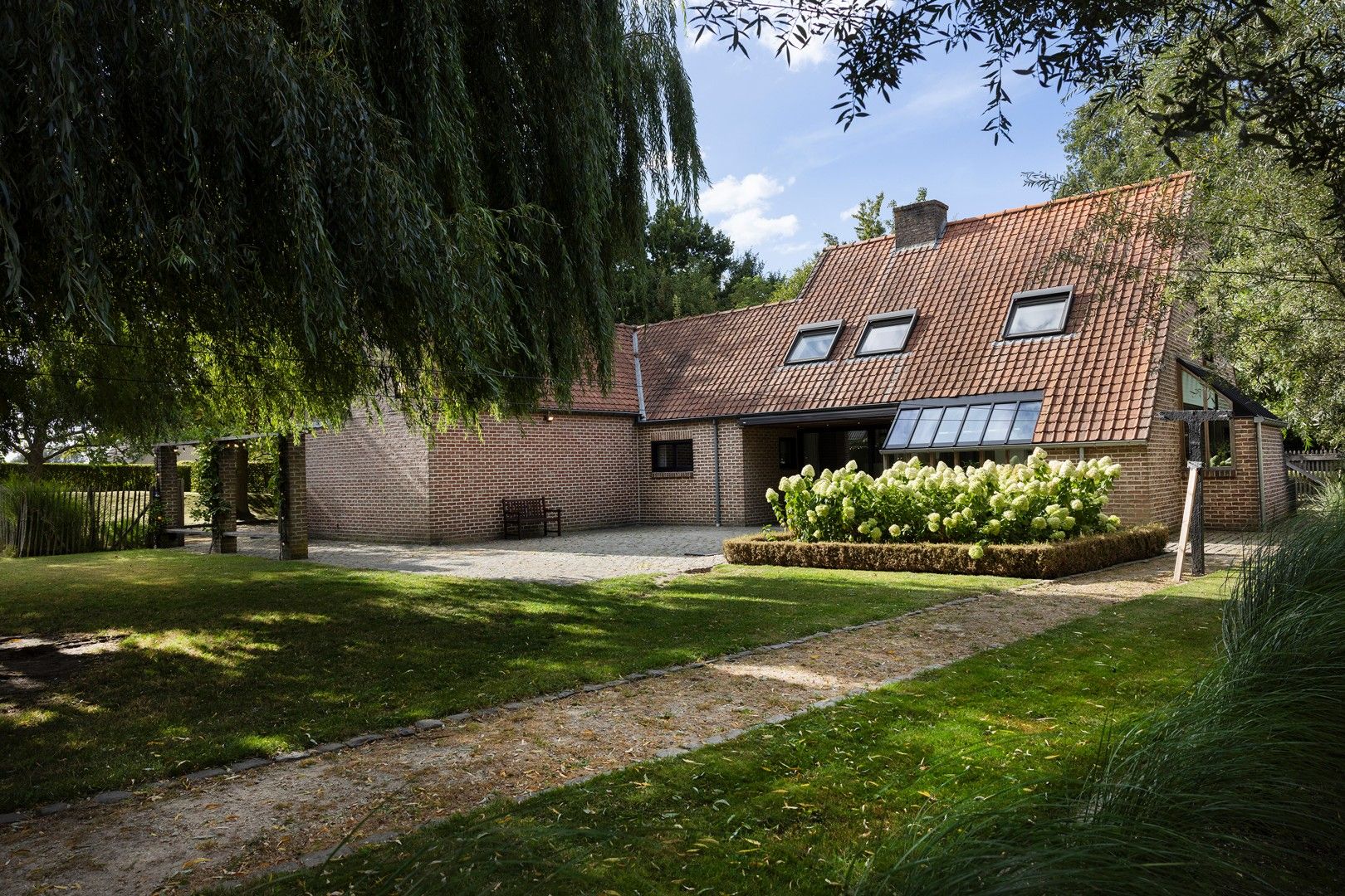 Alleenstaande woning op gegeerde ligging op 2600 m2. foto 14