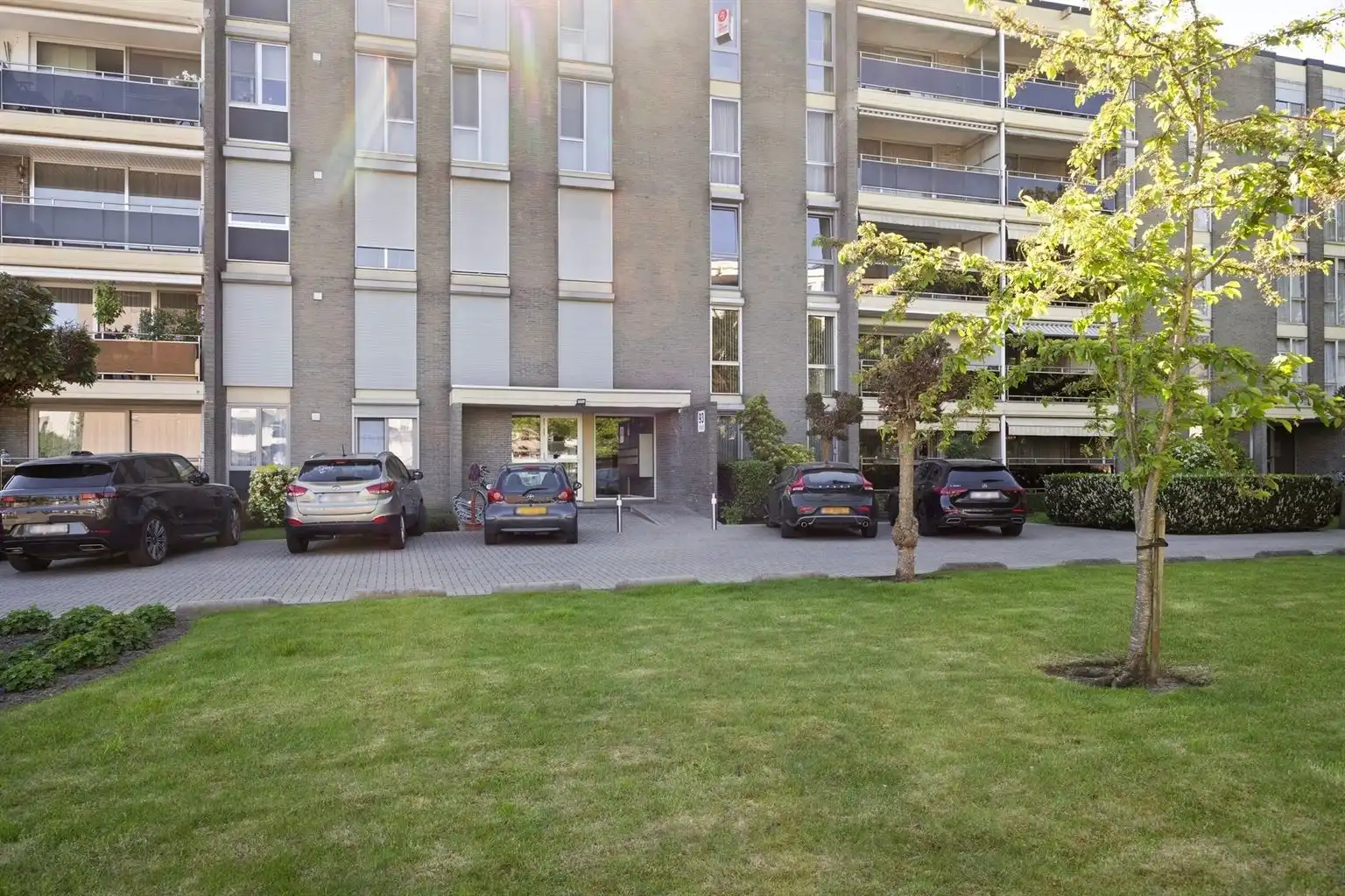 Zeer ruim 2 (+1)-slaapkamer appartement met overdekt terras, ondergrondse garagebox en aparte berging gelegen op wandelafstand van het centrum van Maaseik.  foto 25