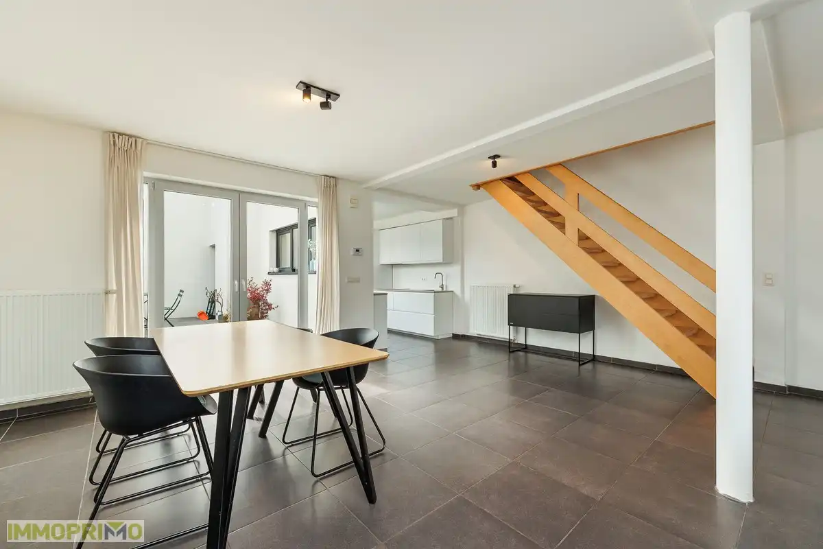 Instapklare moderne gezinswoning met lichtrijke leefruimte en gezellige stadstuin foto 4