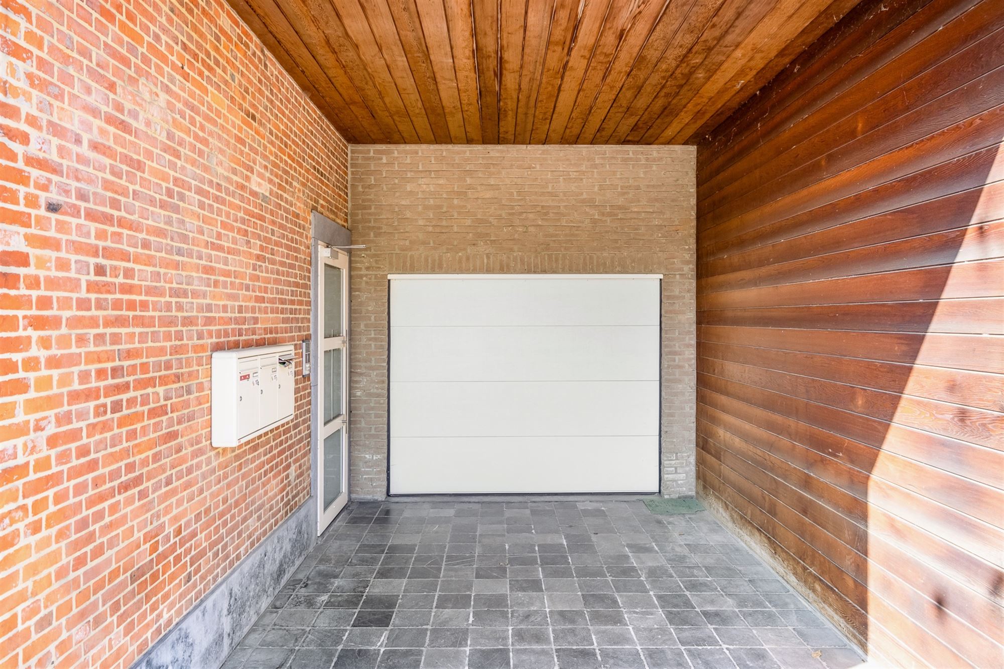 VOLLEDIG INSTAPKLAAR GELIJKVLOERS APPARTEMENT (145M²) MET 2 SLAAPKAMERS, INPANDIGE GARAGE EN TUIN/KOER TE BERINGEN-CENTRUM foto 23