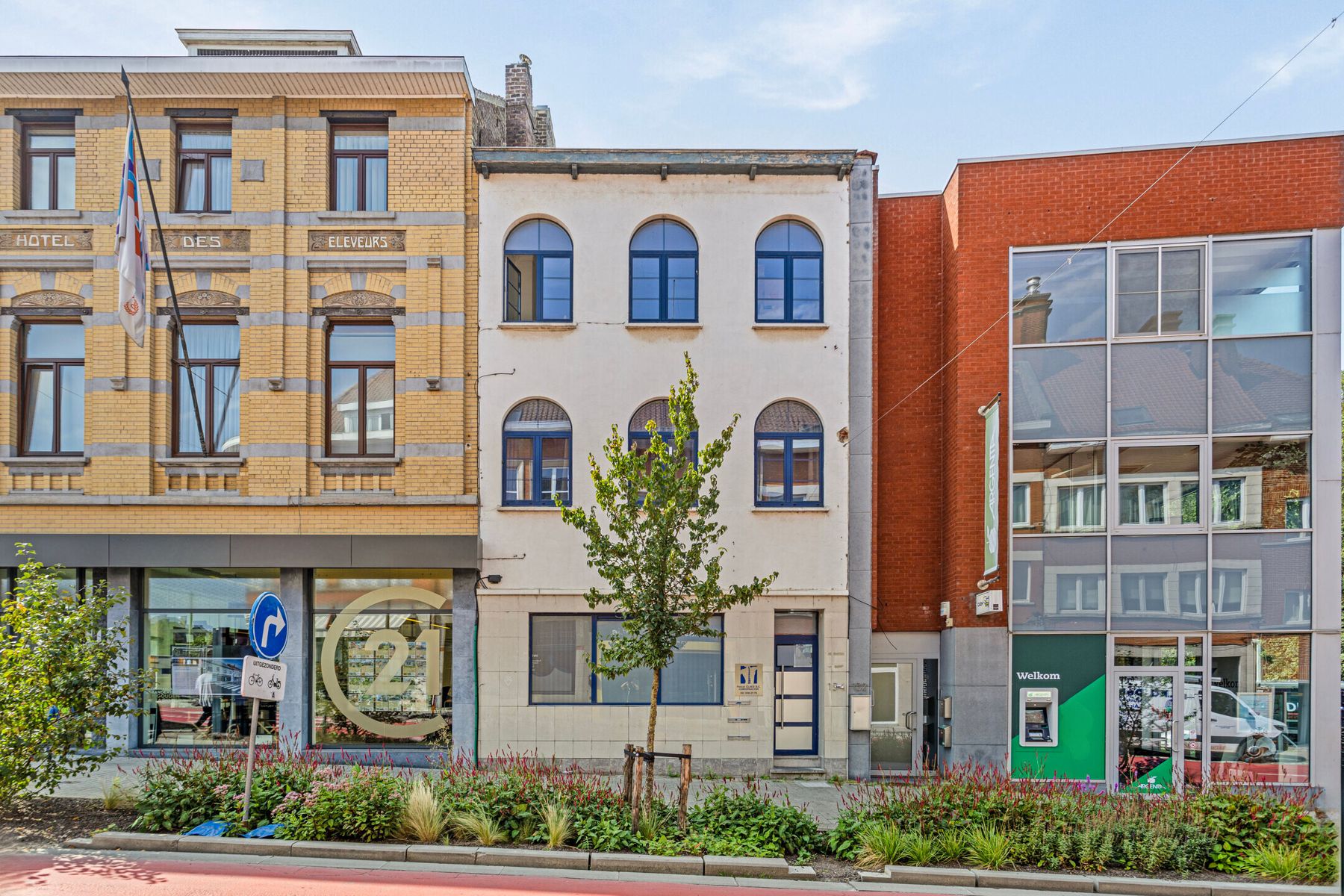 Gelijkvloerse praktijk + leefruimte en koer te centrum Halle foto {{pictureIndex}}