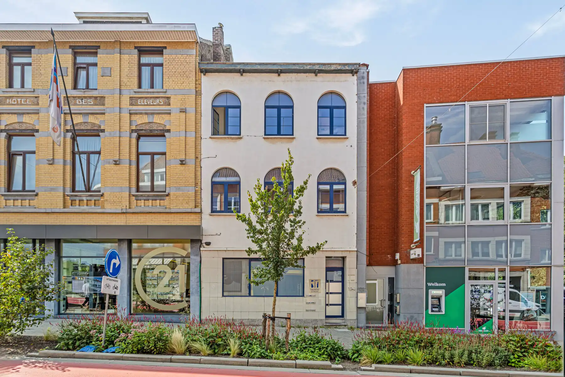 Gelijkvloerse praktijk + leefruimte en koer te centrum Halle foto {{pictureIndex}}