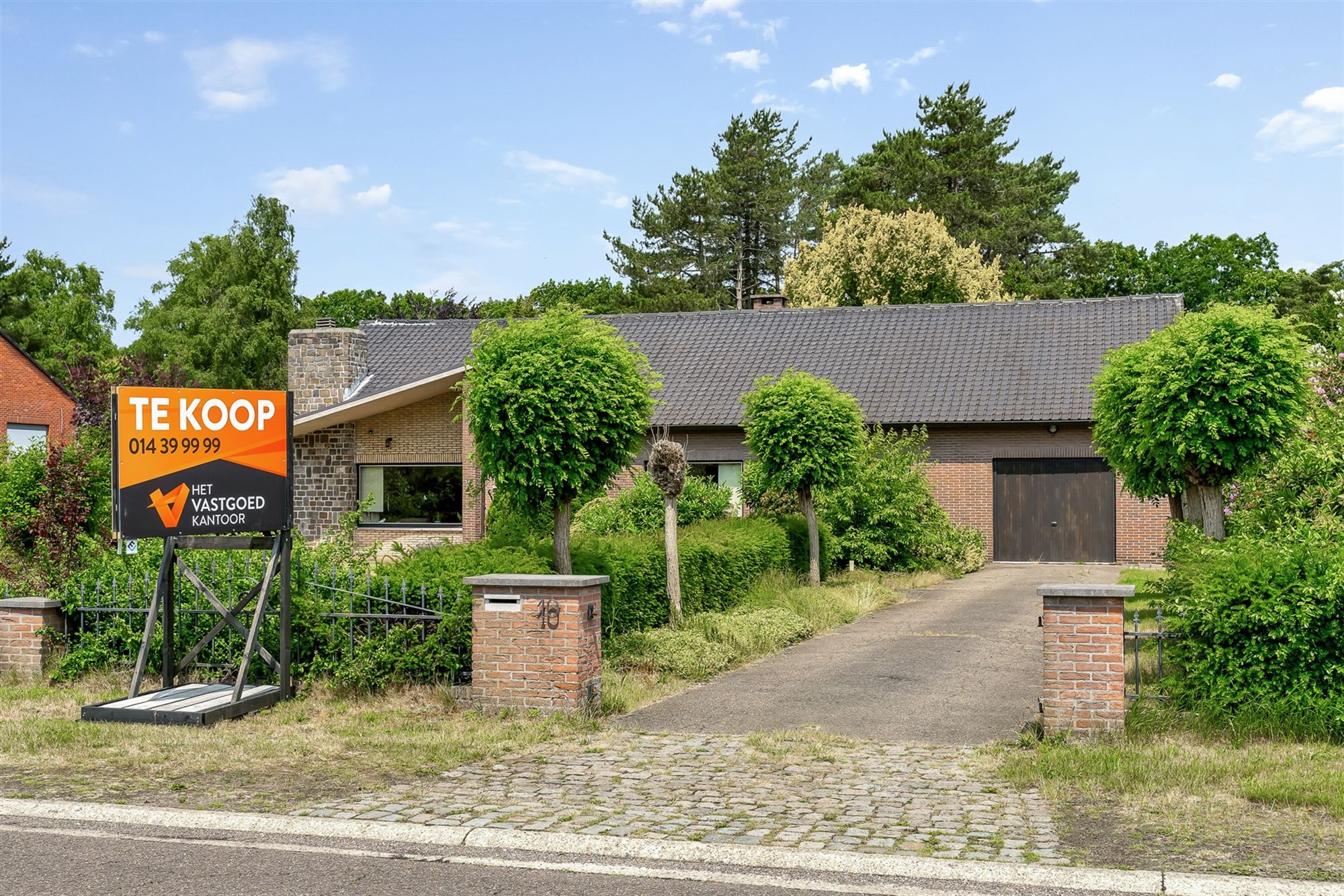Hoofdfoto van de publicatie: GELIJKVLOERSE WONING OP 2283M2 OP RESIDENTIËLE LIGGING