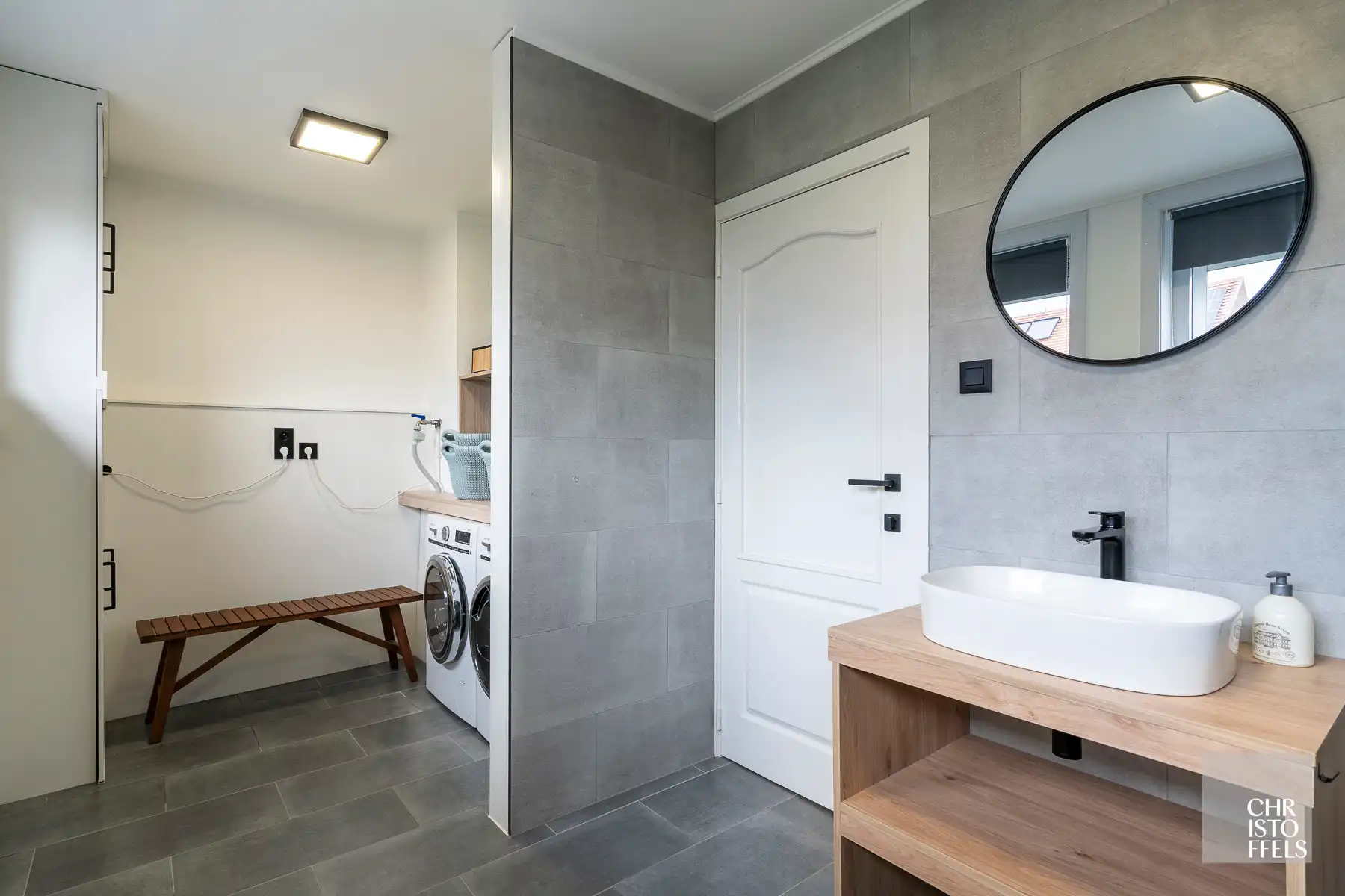 Uitzonderlijk ruime (440m²!) en volledig gerenoveerde woning met commerciële topligging en tal van mogelijkheden in Lanaken! foto 27