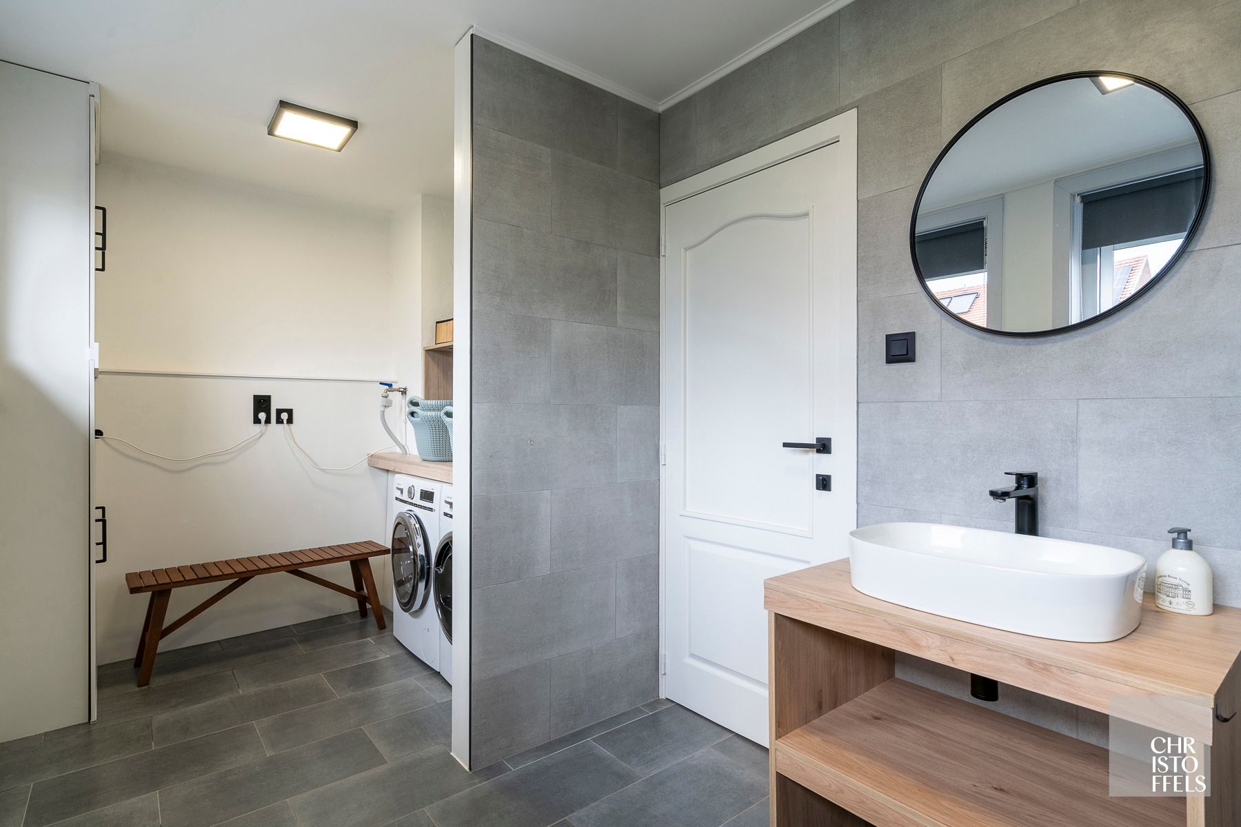 Uitzonderlijk ruime (440m²!) en volledig gerenoveerde woning met commerciële topligging en tal van mogelijkheden in Lanaken! foto 27