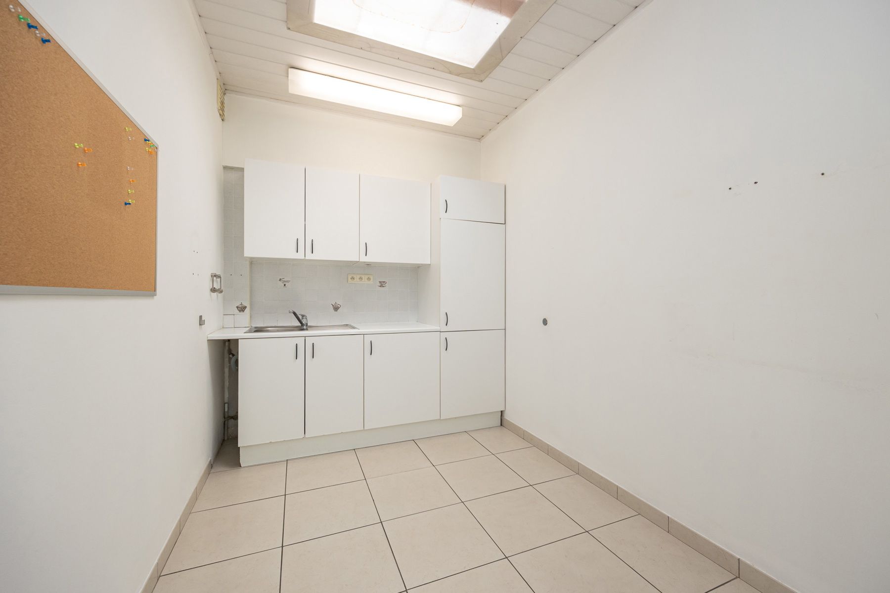 Om te vormen kantoorgebouw met 2 garages en gunstig EPC  foto 19