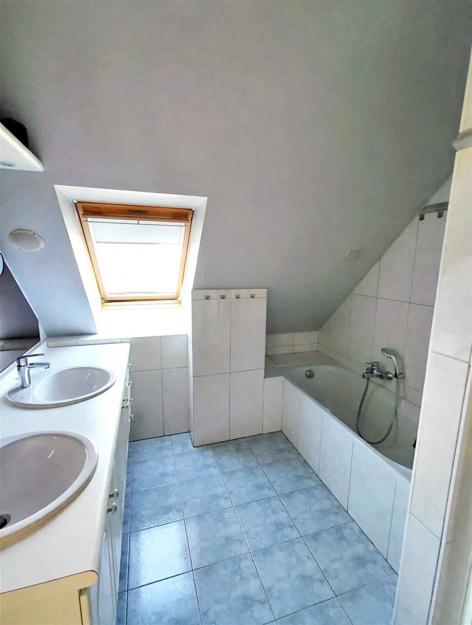 TE HUUR: Ruim appartement met 2 slaapkamers en 2 terrassen te Heusden-Zolder! foto 7