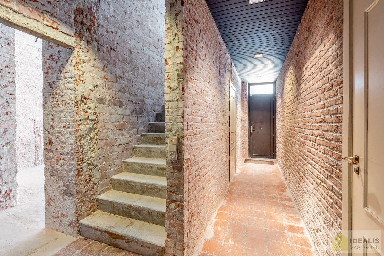 Ruim opgezet, klassevol en naar wens af te werken/ in te richten pand met winkel/kantoorruimte én uiterst ruim appartement met maar liefst 4 slaapkamers foto 4