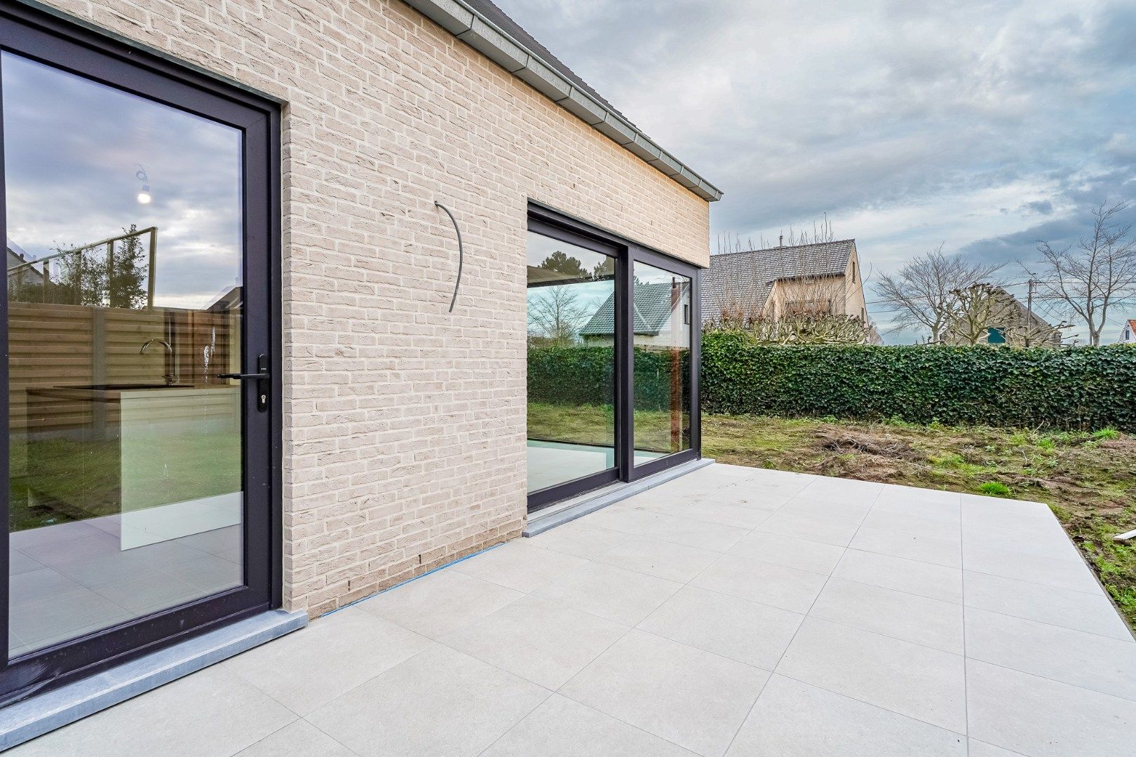 Moderne halfopen nieuwbouw woning op 356 m² met hoogwaardige afwerking foto 6