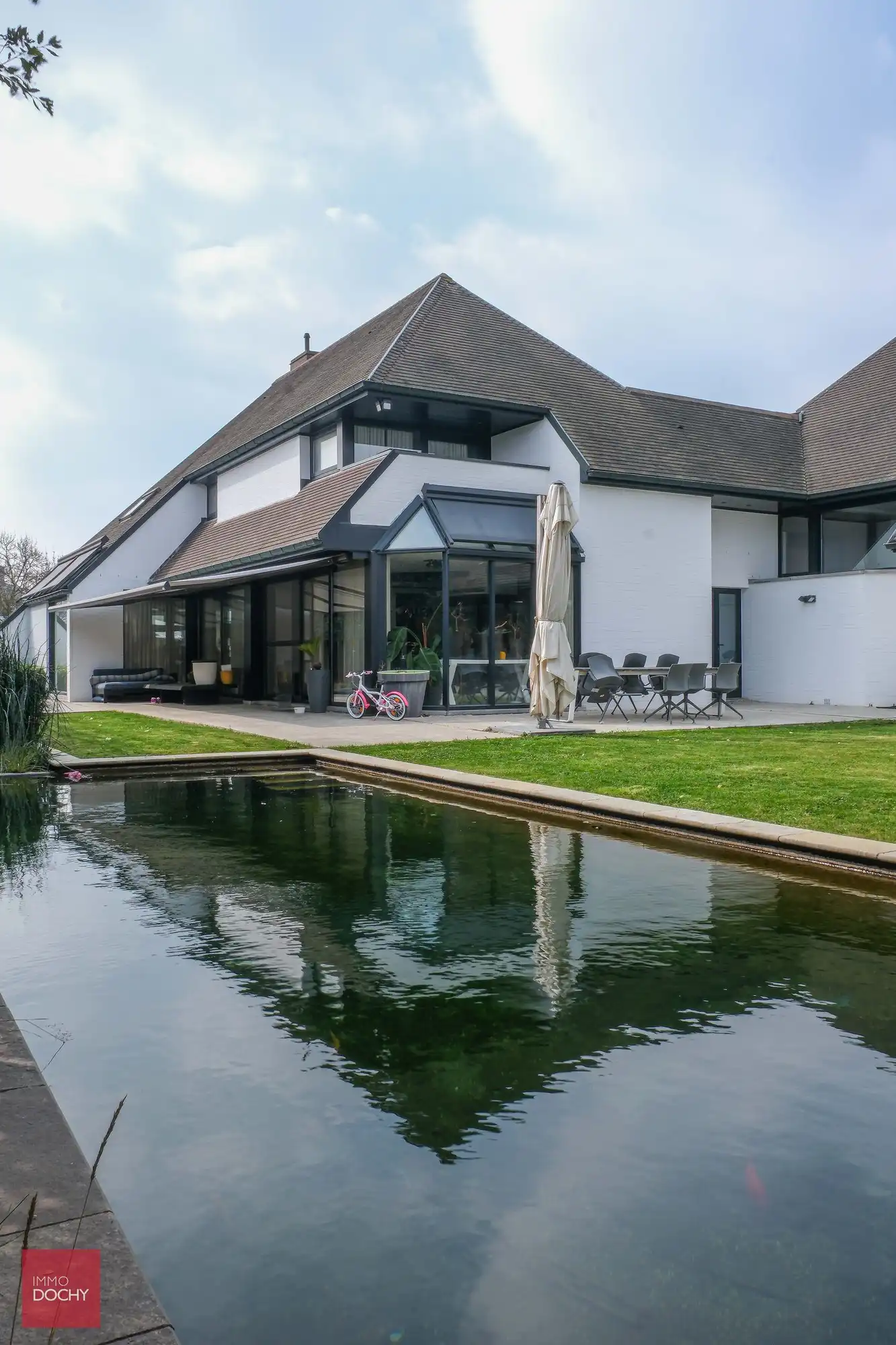 Commercieel gelegen kantoorcomplex met privé-woonst (villa) foto 16