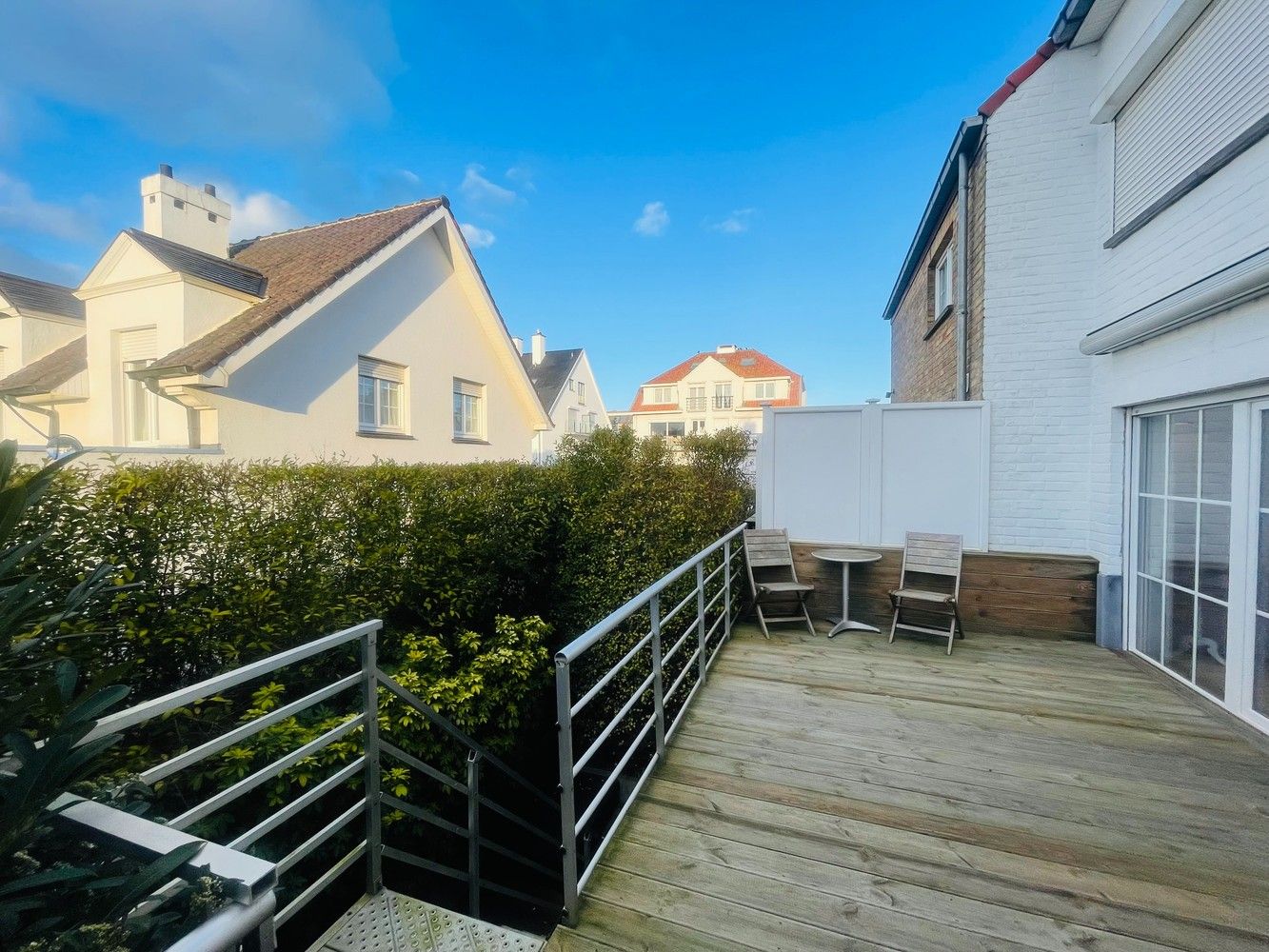 Zeebrugge op 50meter van het strand Uiterst charmante totaal gerenoveerde RUIM WOONHUIS met 5 SLAAPKAMERS en 3 BADKAMERS en 3 TERRASSEN. Grote troef is 2 AUTOSTAANPLAATSEN en ruime GARAGE.  Oprit, grote garage, werkplaats, plaats voor fietsen, ingerichte STUDIO met tuintje op het zuiden.  1éV:  Zalige living , ingerichte open keuken, uitgevend op een groot zonneterras.Long island style. 2é V: 3 leuke slaapkamers , 2 badkamers. Onder het dak  4 é slaapkamer uitgevend op mooi terras met prachtig vergezicht.Bebouwde oppervlakte van 230 m2 Grondoppervlakte is 137m2 Magnifiek, Perfect onderhouden  Juist verhuizen ! Zalig Wonen!  Zowel hoofverblijfplaats, als vakantieverblijf aan Zee . foto 38