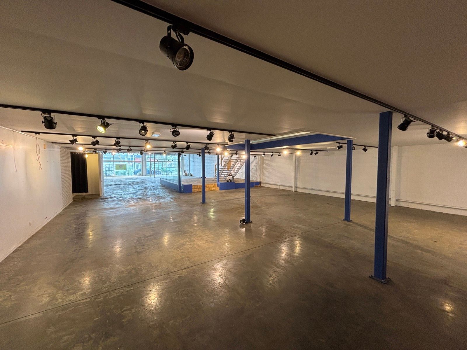 Commerciële ruimte van +- 700 m² te huur in Kuurne foto 6