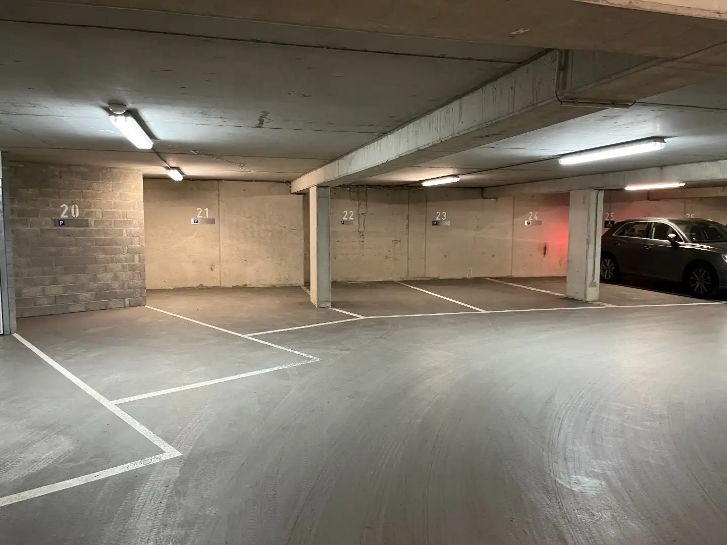 Handelsgelijkvloers met parking op de Leien  foto 17