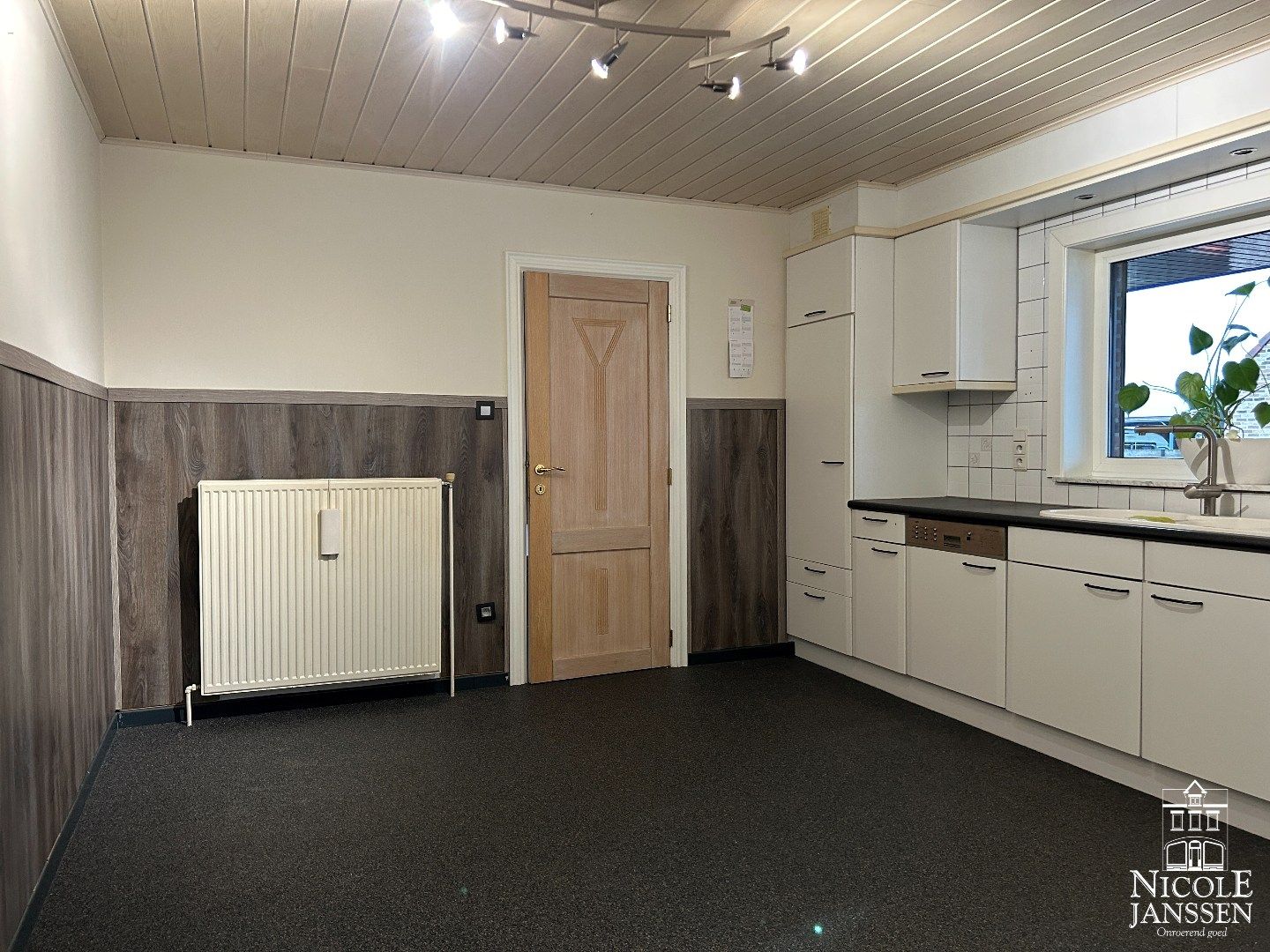 Instapklare gezinswoning met drie slaapkamers, twee badkamers, grote kelder en vrijstaande garage foto 8