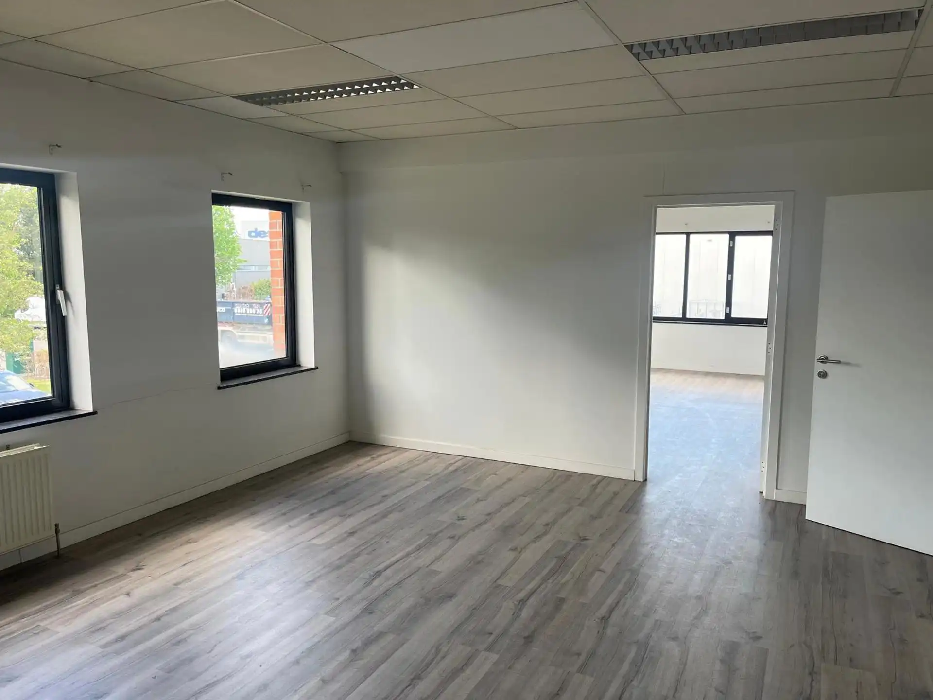 Wijnegem: Magazijn met kantoor foto 5