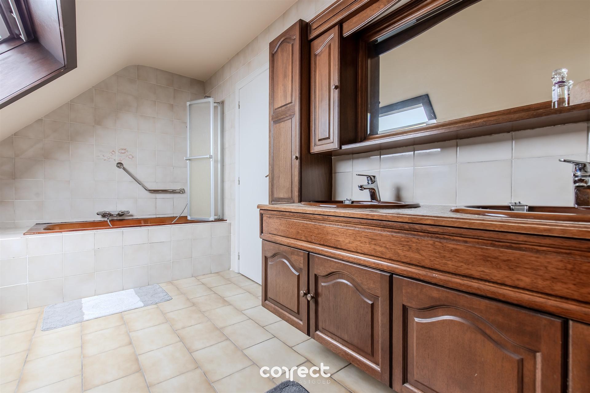 Rustig gelegen open bebouwing met ruime tuin en 4 slaapkamers. foto 11