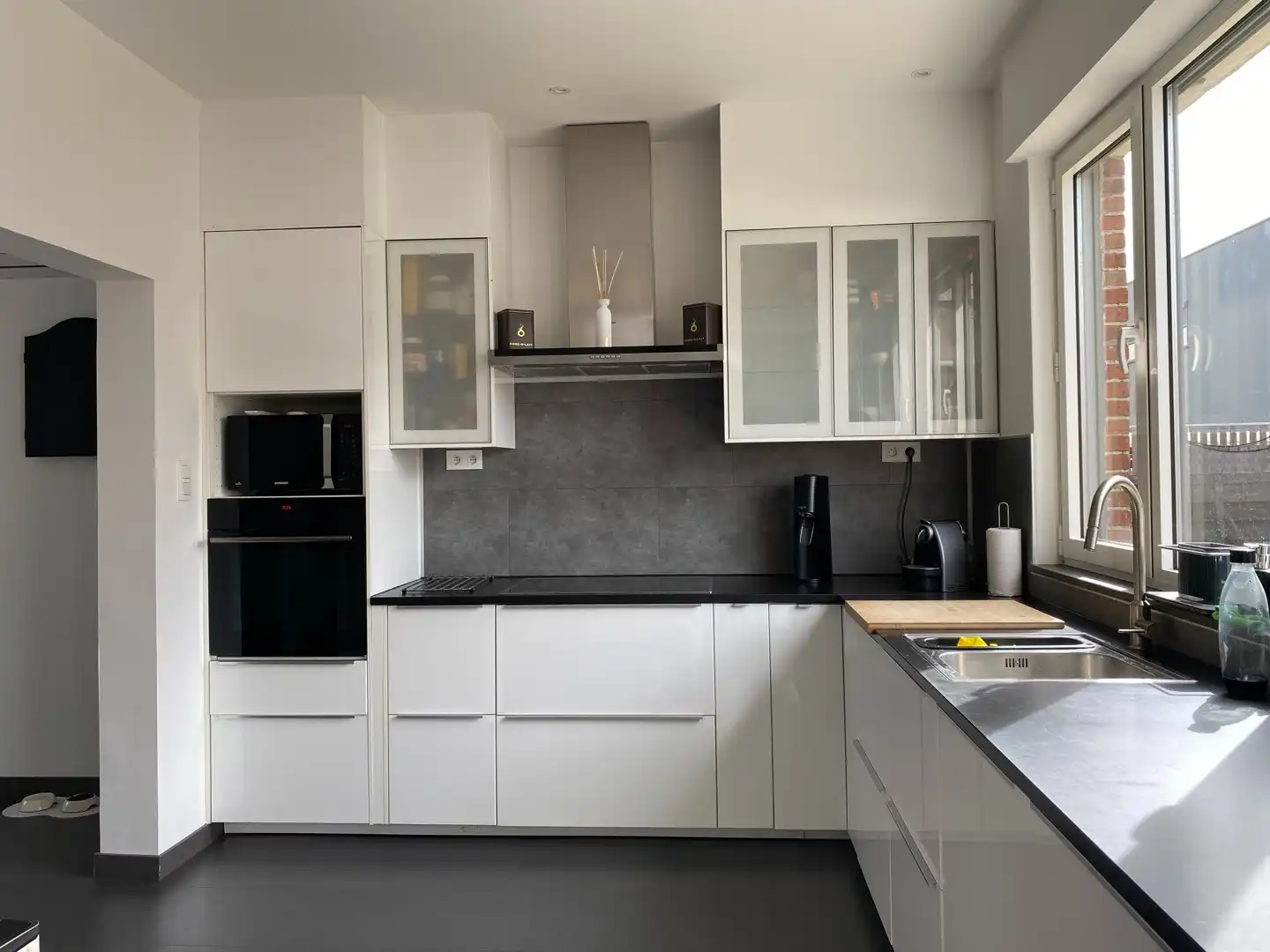 Karaktervolle gerenoveerde woning met garage en tuin foto 4