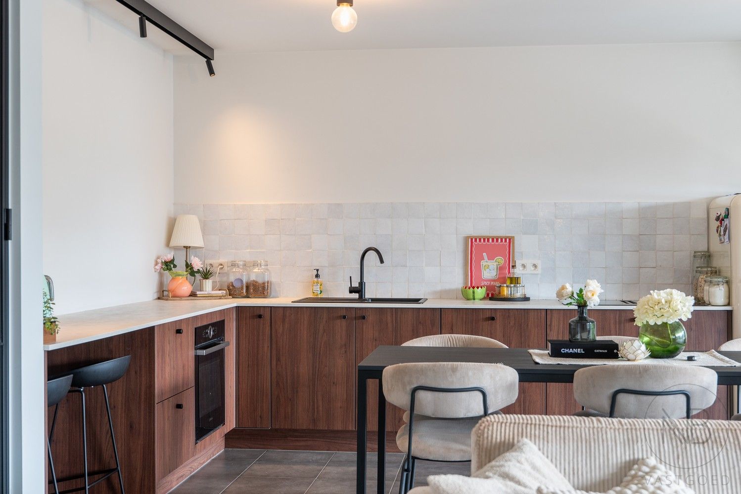 Instapklaar appartement met 2 slaapkamers & autostaanplaats! foto 3