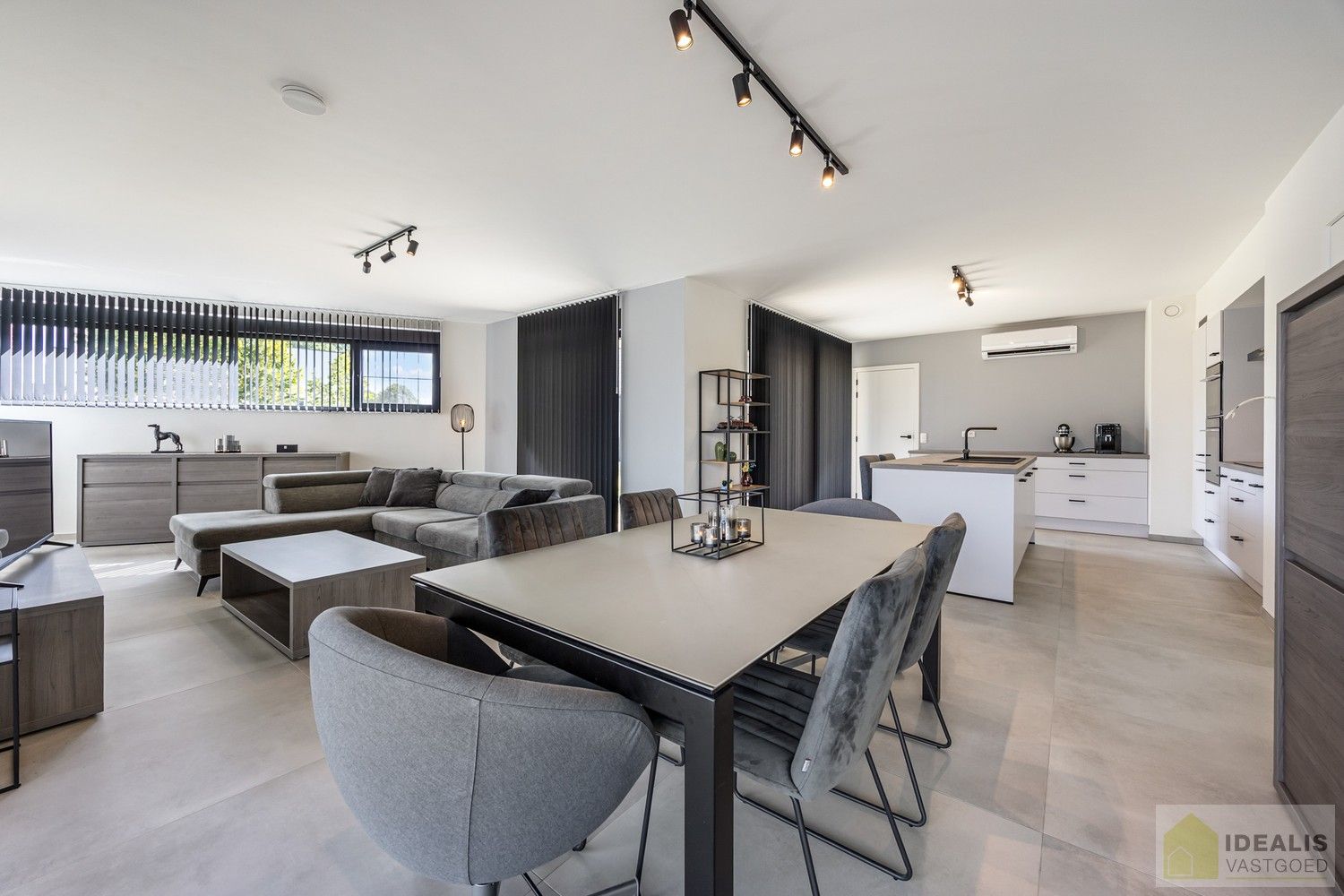 PRACHTIGE NIEUWBOUWWONING (ONDER REGISTRATIERECHTEN) MET EEN HEERLIJK LICHTRIJKE WOONKAMER MET OPEN KEUKEN, RUIME BERGING, BUREEL, 3 SLAAPKAMERS, RUIME DRESSING EN RUIME BADKAMER VOORZIEN VAN ALLE COMFORT! EEN HEERLIJK RUIM HUIS MET EEN NAAR WENS AAN TE LEGGEN TUIN, OP EEN GEGEERDE LOCATIE NABIJ HET CENTRUM VAN PEER! foto 11