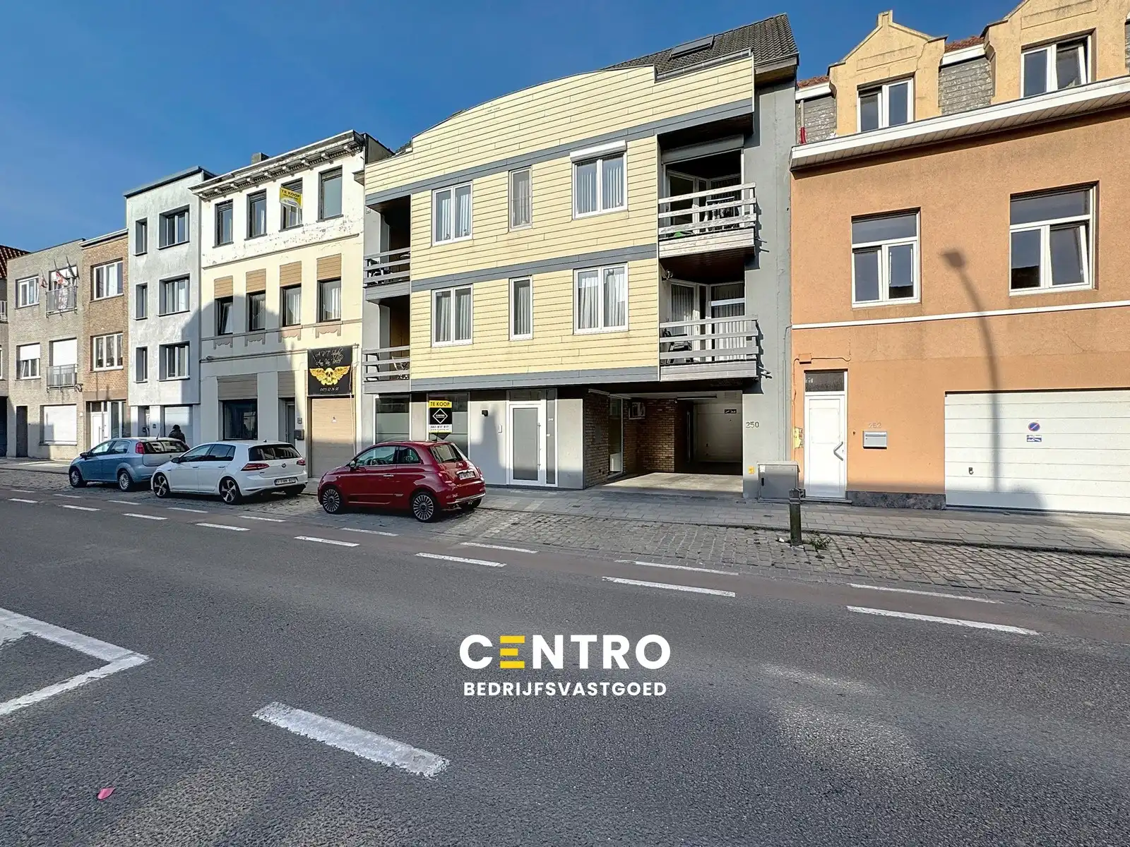 Commercieel gelegen handelspand met inpandige garage! foto {{pictureIndex}}