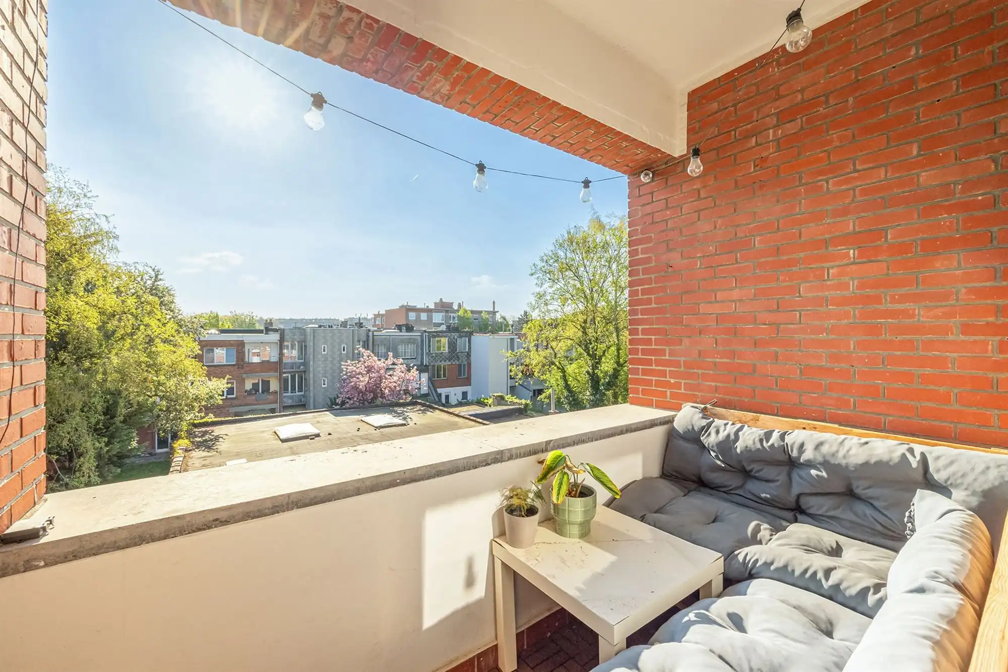 Instapklaar tweeslaapkamer appartement met terras in Deurne-Zuid foto 2