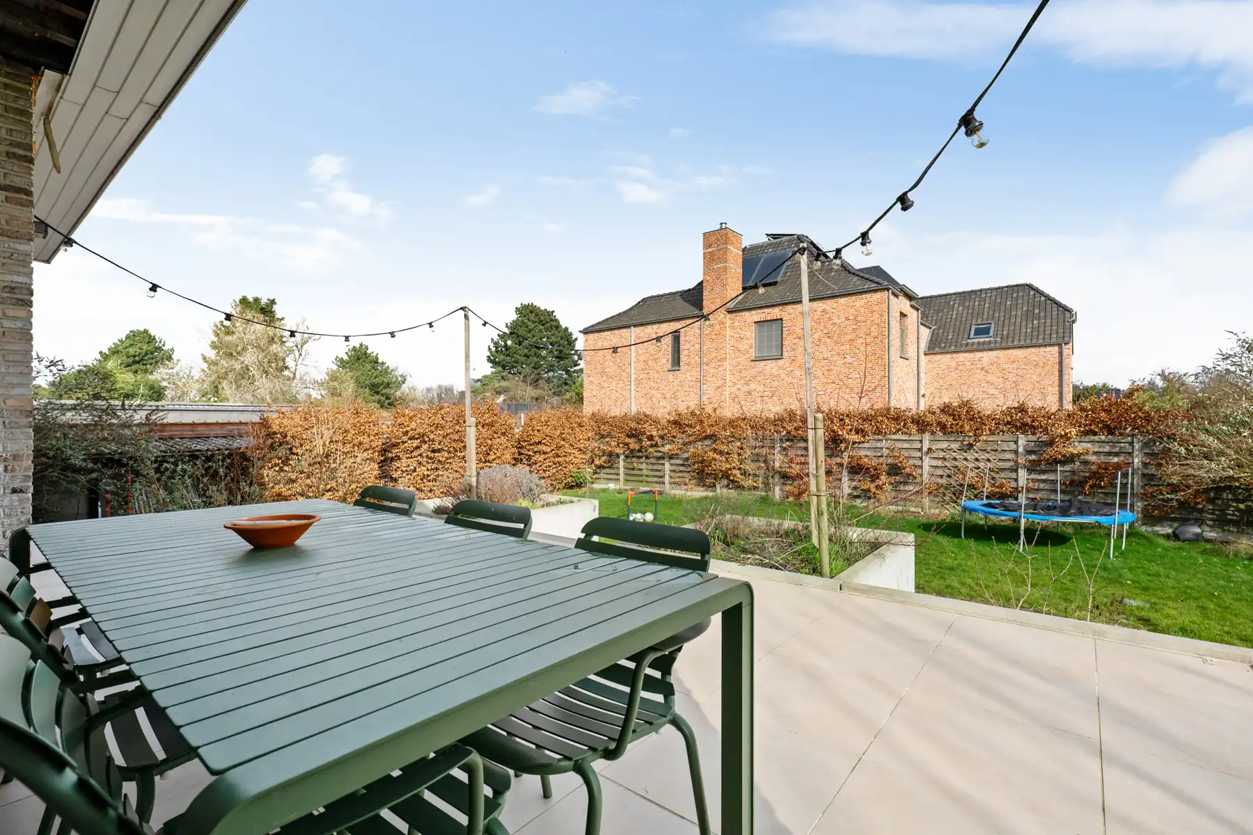 Villa met 5 slpk, 2 badkamers, ruime tuin, garage en kelder foto 3