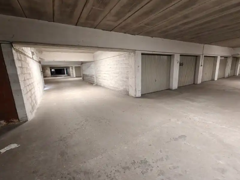 Afgesloten garagebox te koop aan het Ijslandplein, Oostduinkerke-Bad foto 2