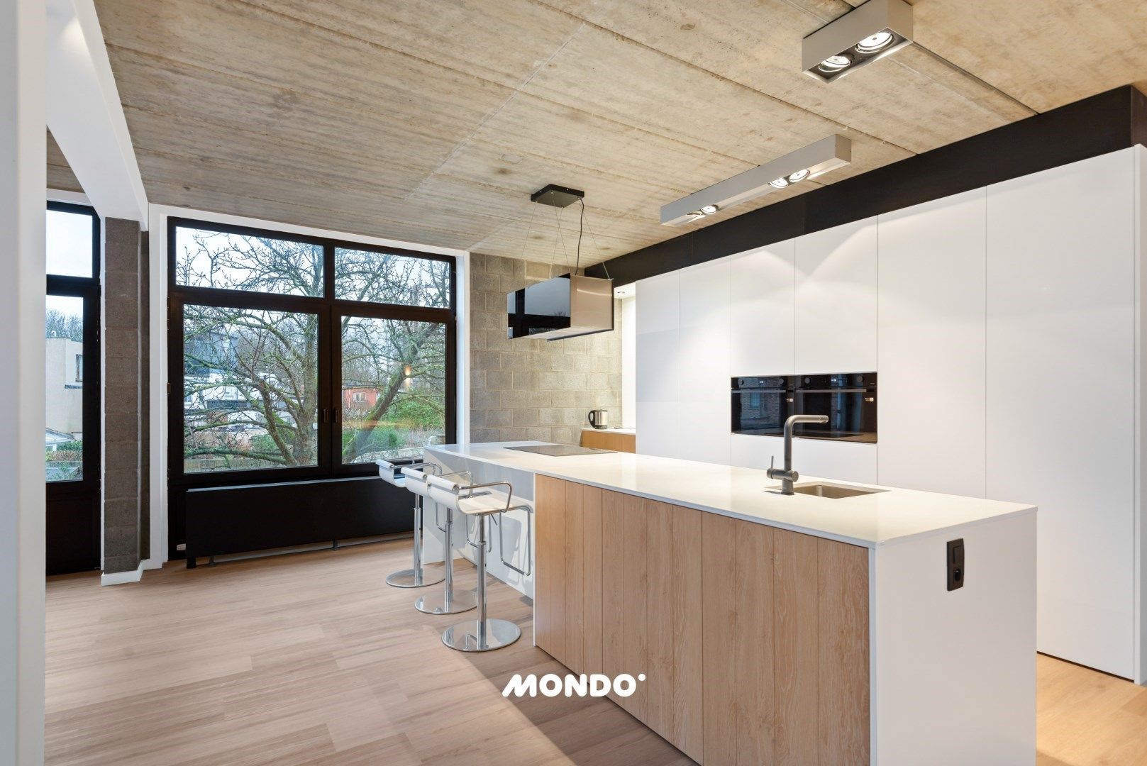 Unieke Loftwoning in Berchem: Ruimte, luxe en toplocatie foto 3