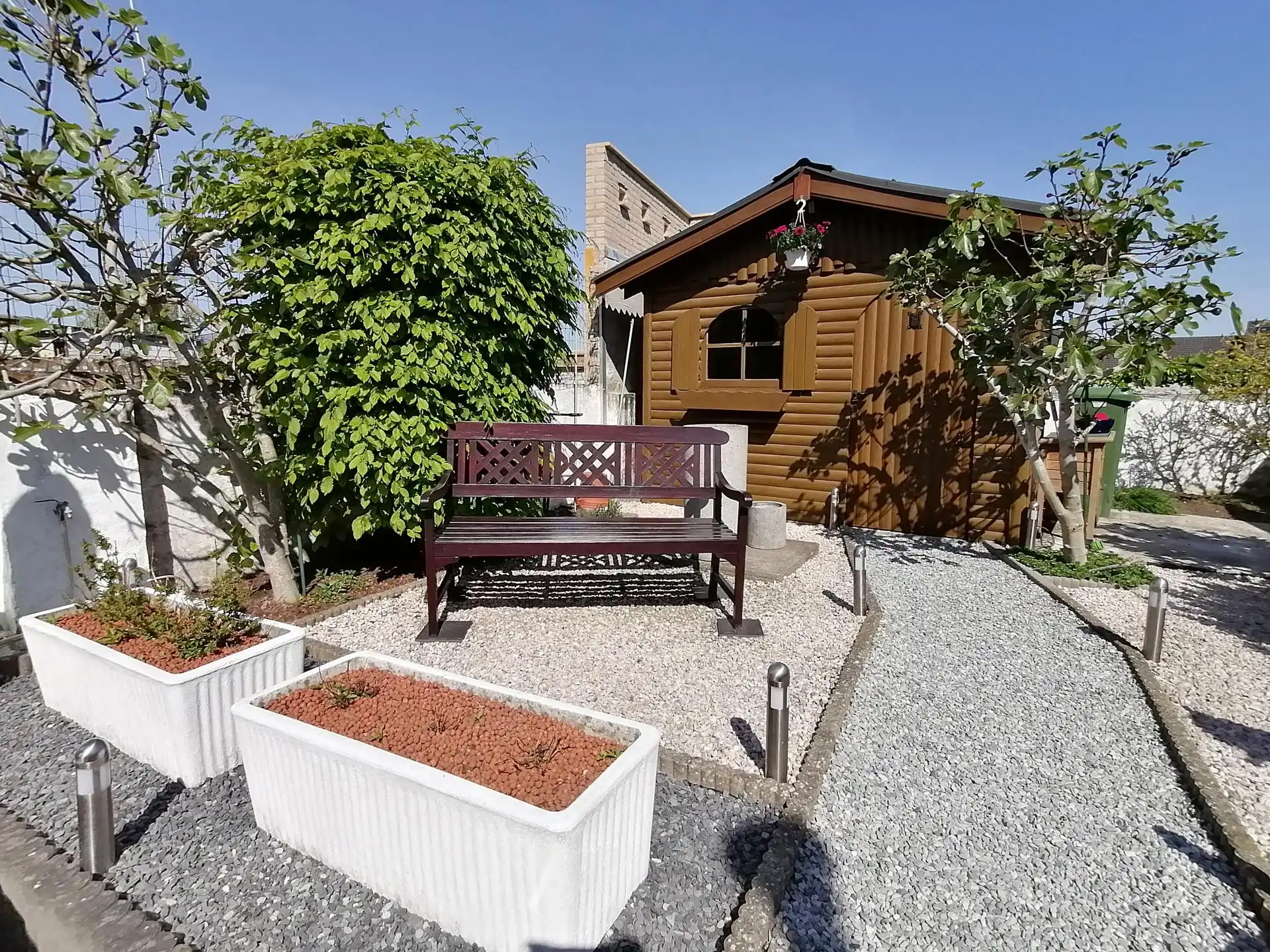 Zeer ruime instapklare woning 3 slaapkamers, zolder, bureau, garage en zonnige tuin. Adinkerke. foto 9